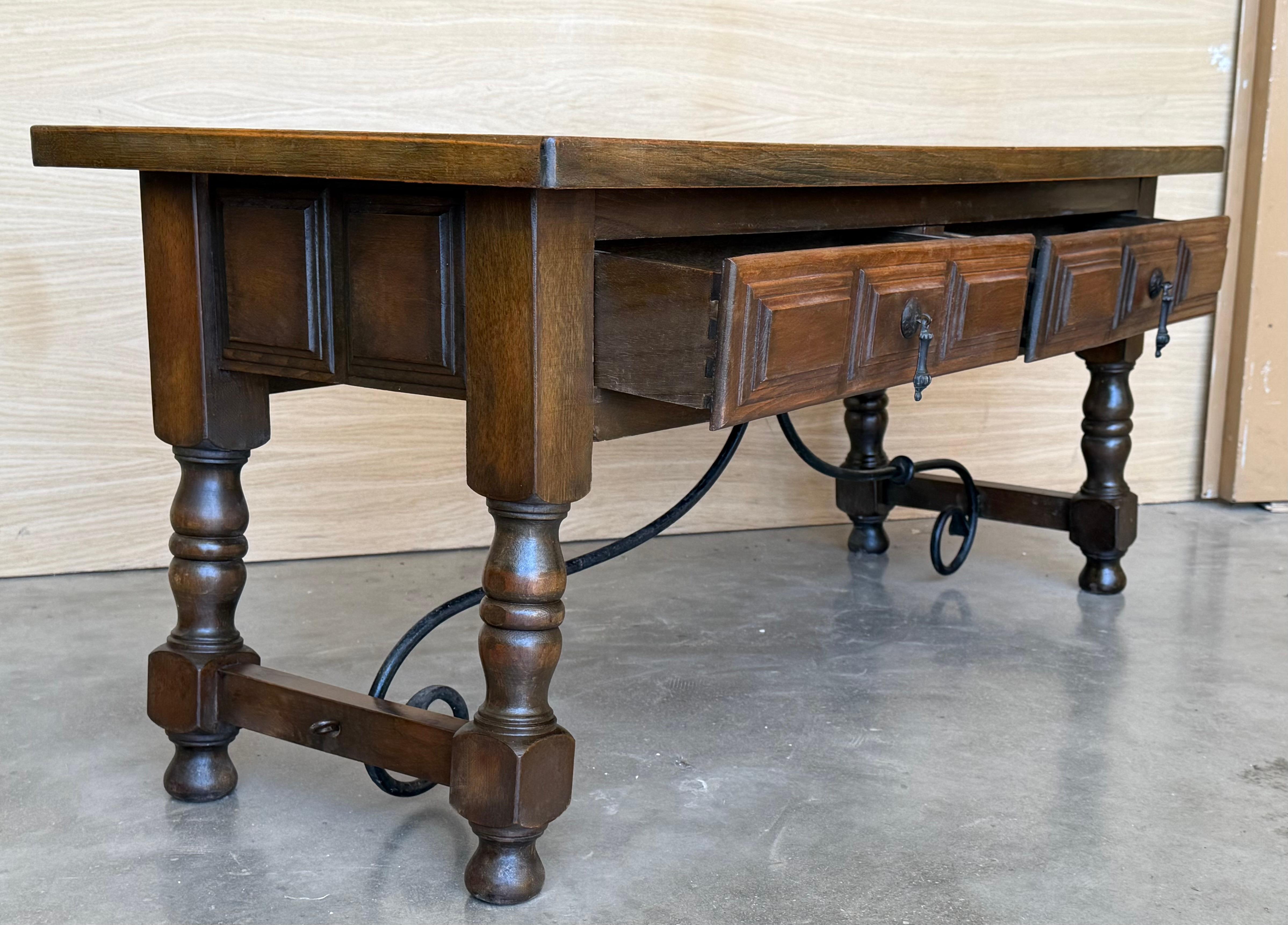 Table basse rectangulaire espagnole avec pieds tournés et quatre tiroirs en vente 1