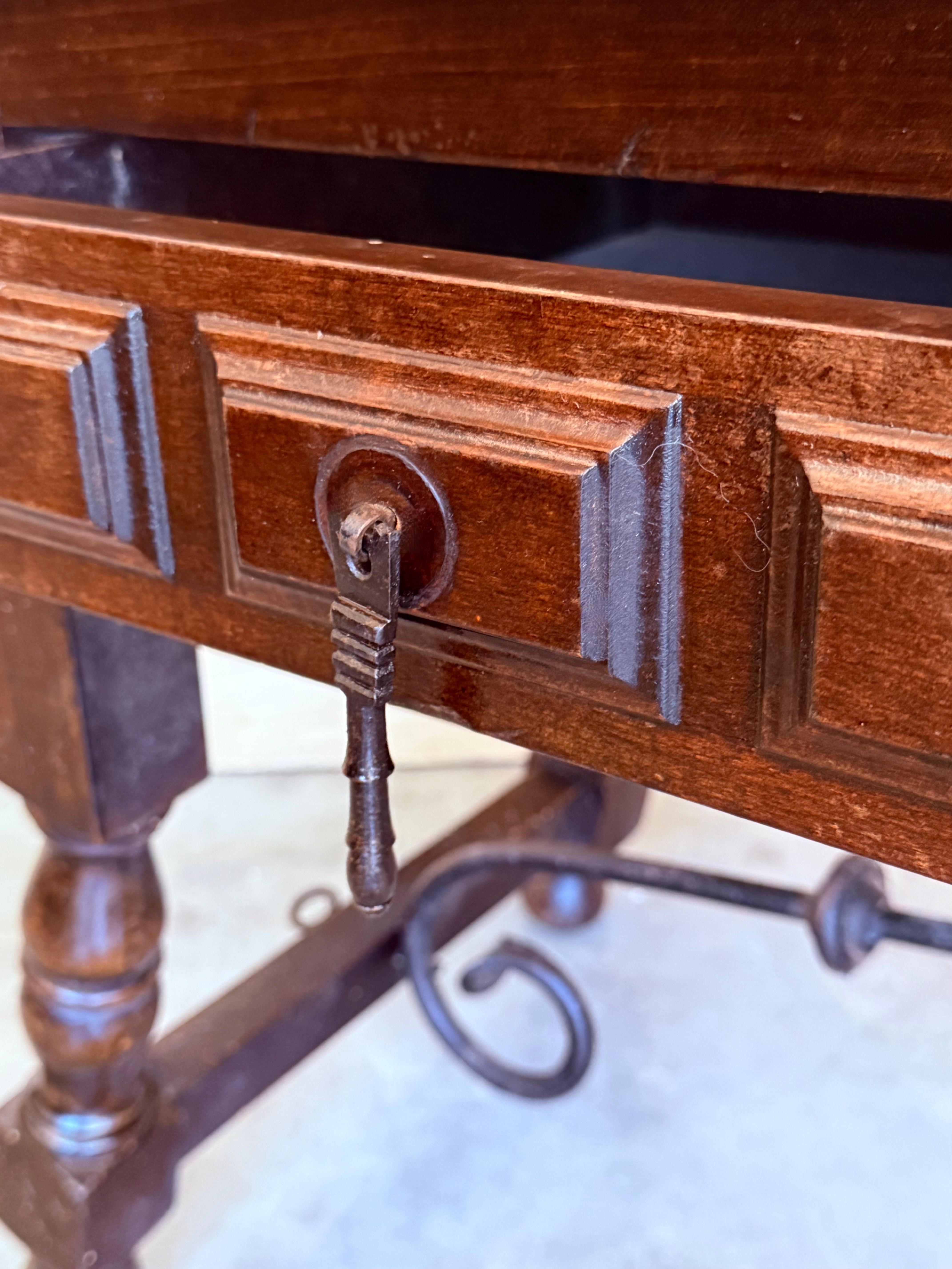 Table basse rectangulaire espagnole avec pieds tournés et quatre tiroirs en vente 1