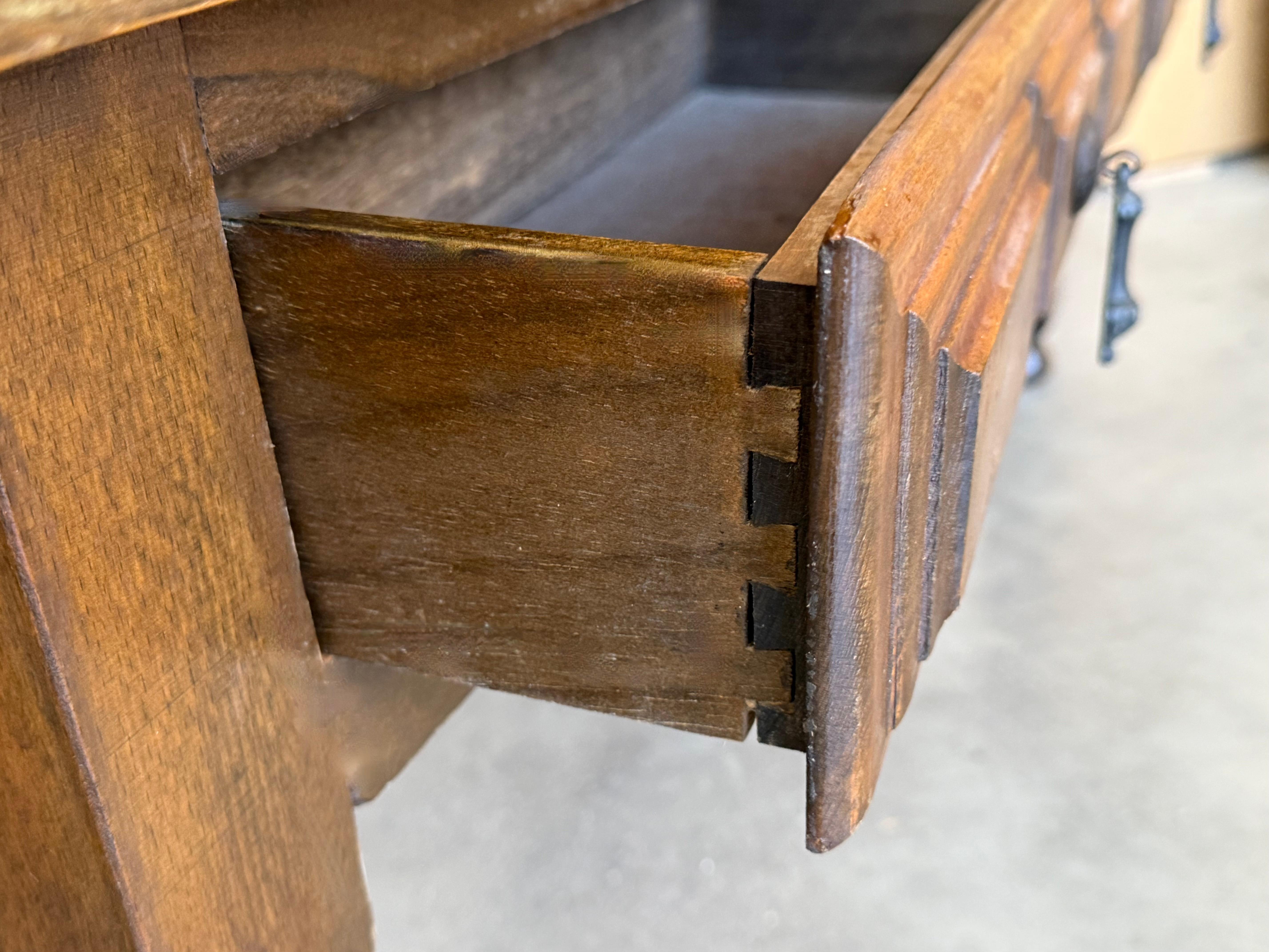 Table basse rectangulaire espagnole avec pieds tournés et quatre tiroirs en vente 2