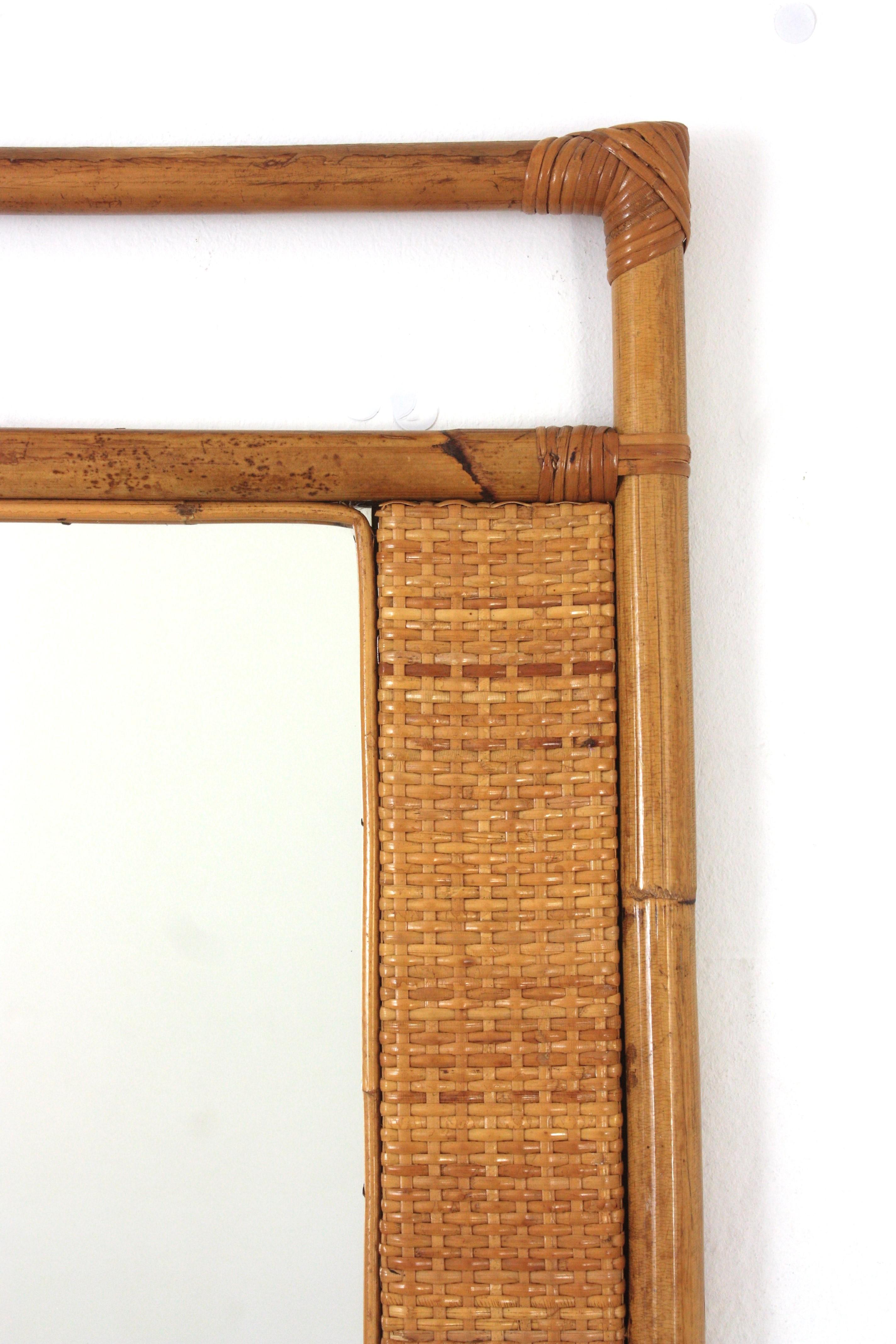 Bambou Miroir mural espagnol rectangulaire en rotin avec cadre tissé géométrique en vente