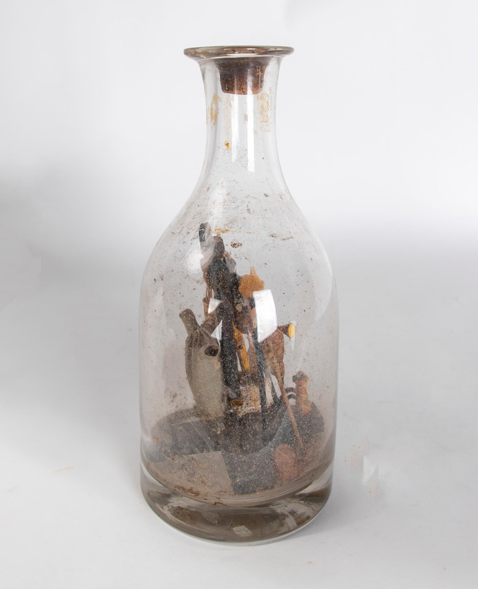 Spanish Reliquary Bottle with Religious Decoration on the Inside In Good Condition For Sale In Marbella, ES