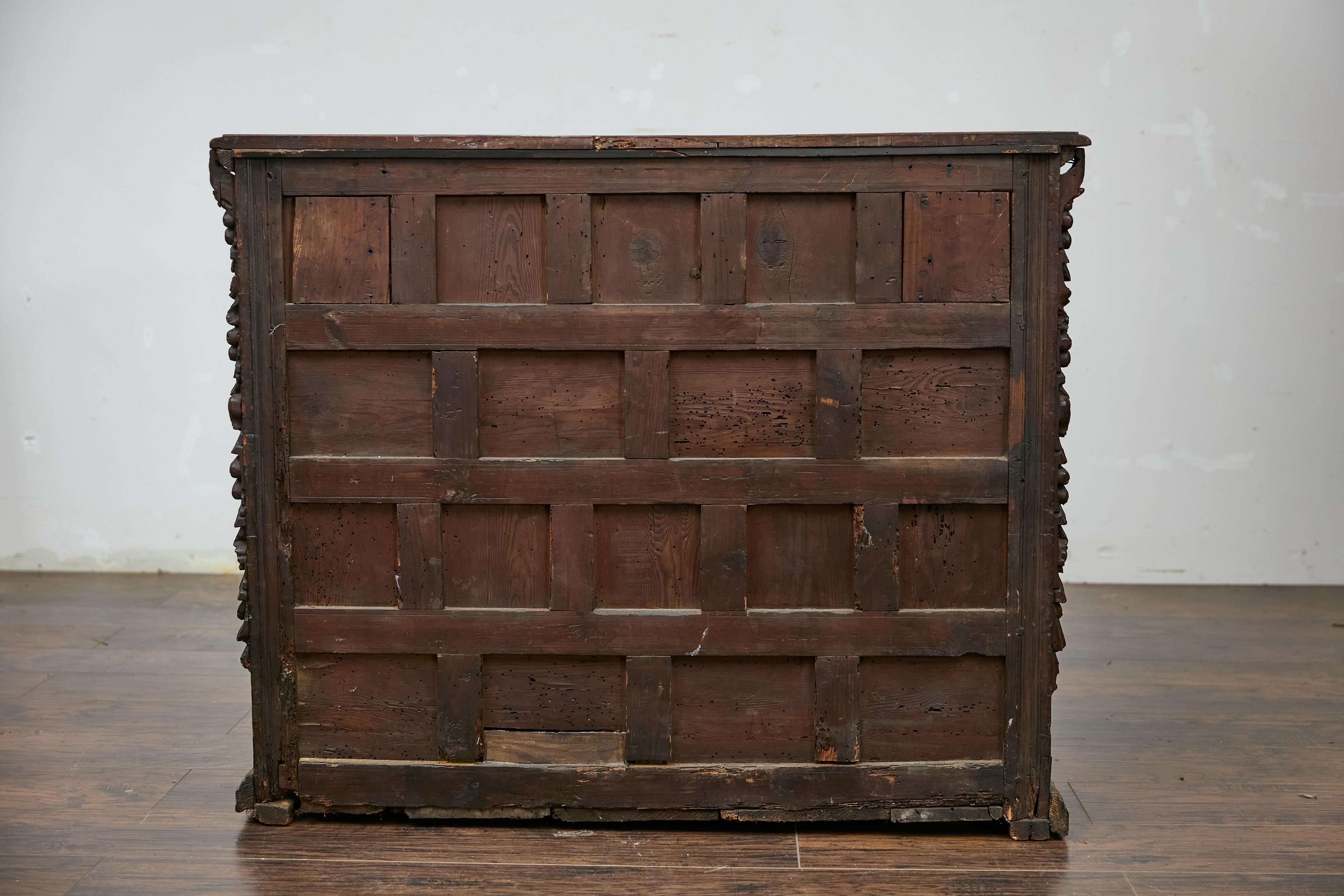 Spanischer Renaissance 1680er Nussbaum Gewürzschrank mit geschnitztem Laubdekor im Angebot 4