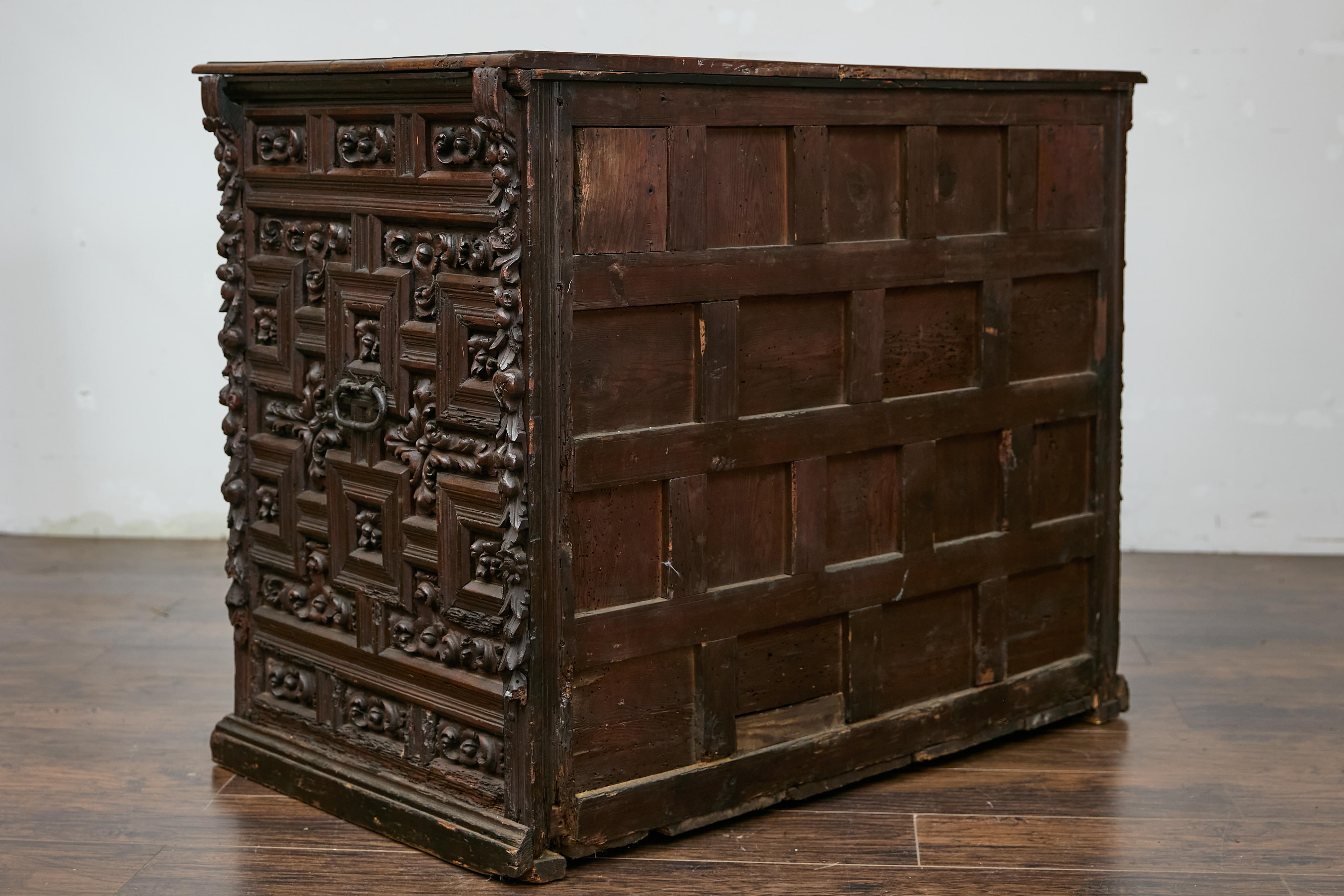 Spanischer Renaissance 1680er Nussbaum Gewürzschrank mit geschnitztem Laubdekor im Angebot 5