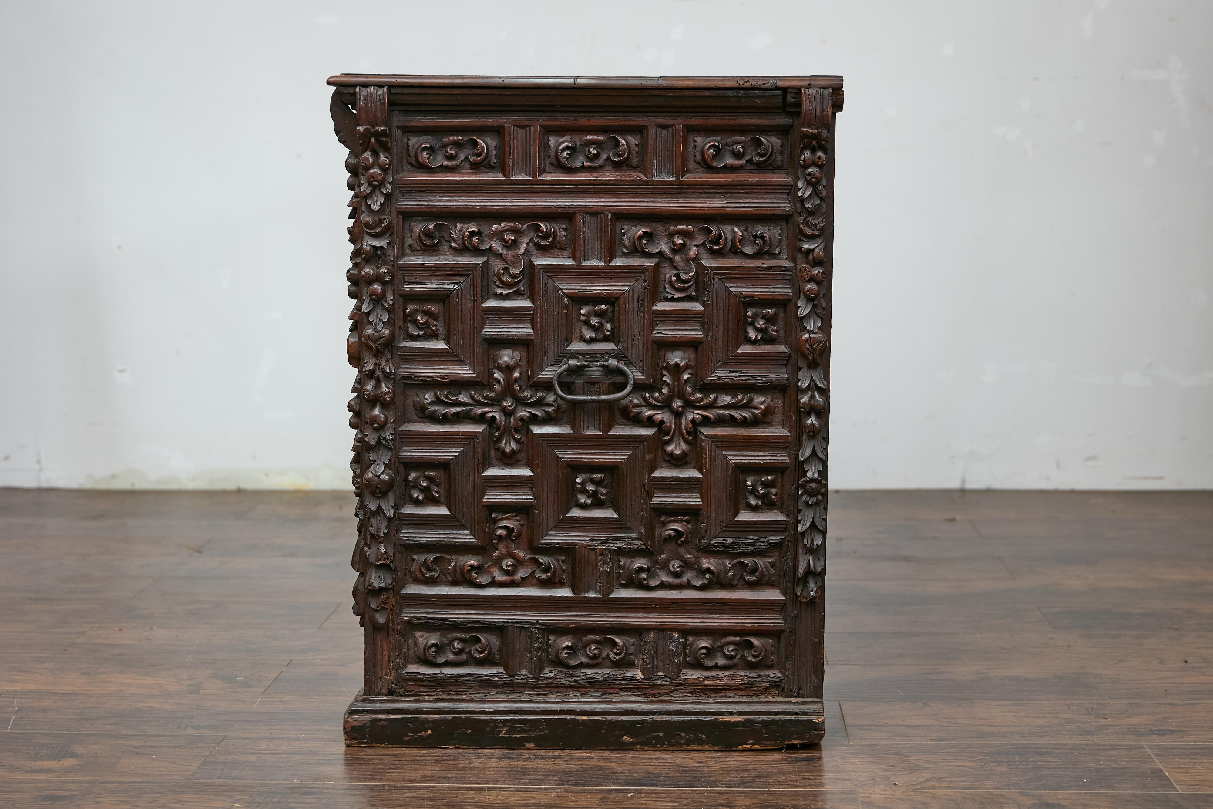 Spanischer Renaissance 1680er Nussbaum Gewürzschrank mit geschnitztem Laubdekor im Angebot 6