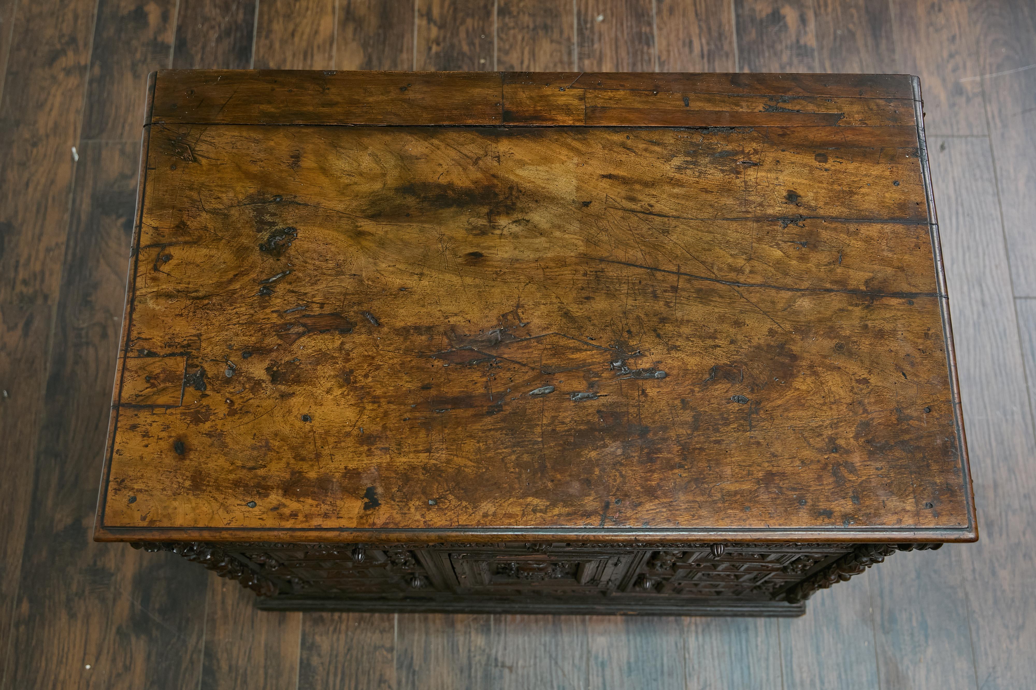 Spanischer Renaissance 1680er Nussbaum Gewürzschrank mit geschnitztem Laubdekor im Angebot 7