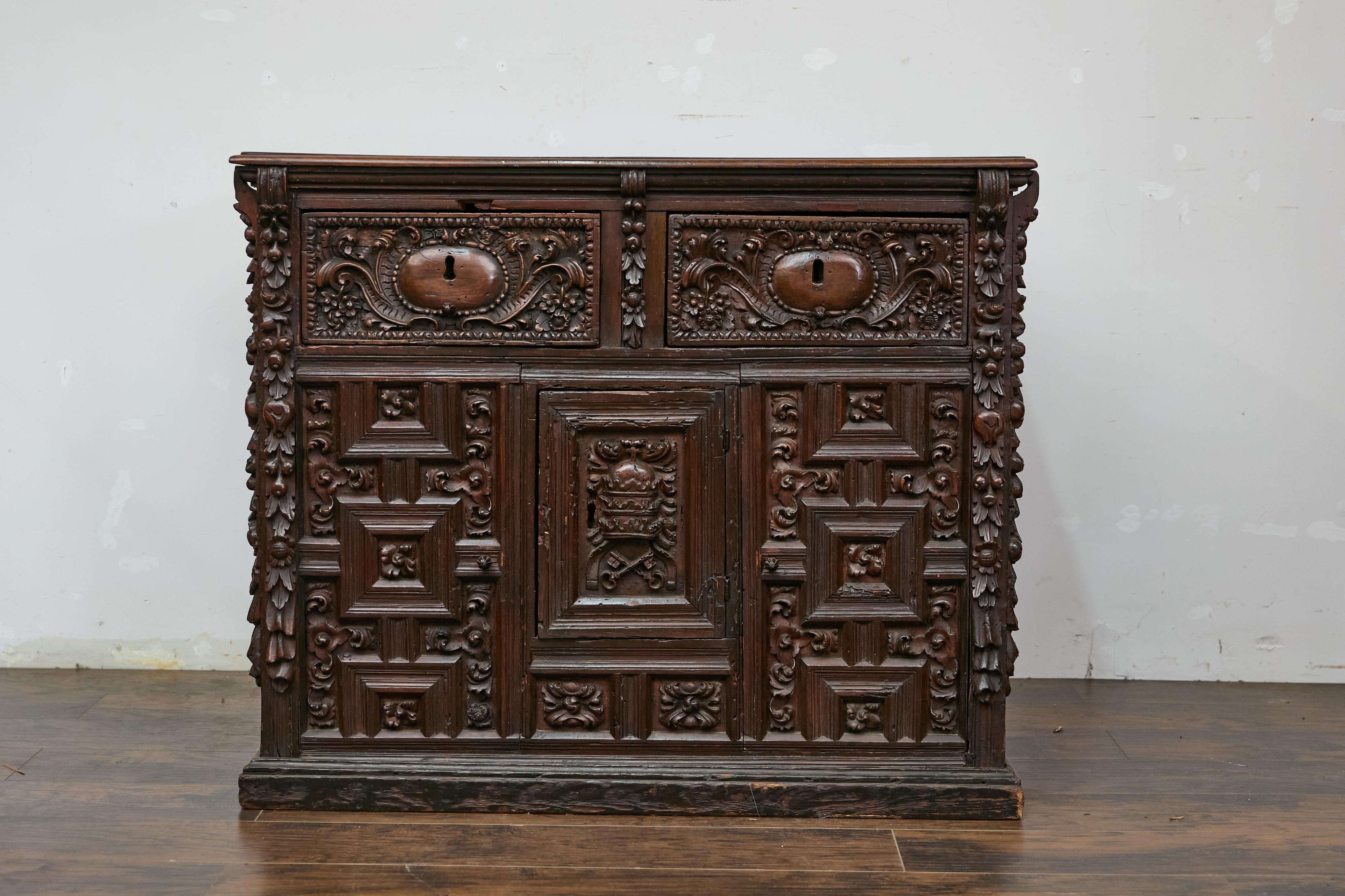 Spanischer Renaissance 1680er Nussbaum Gewürzschrank mit geschnitztem Laubdekor im Angebot 8