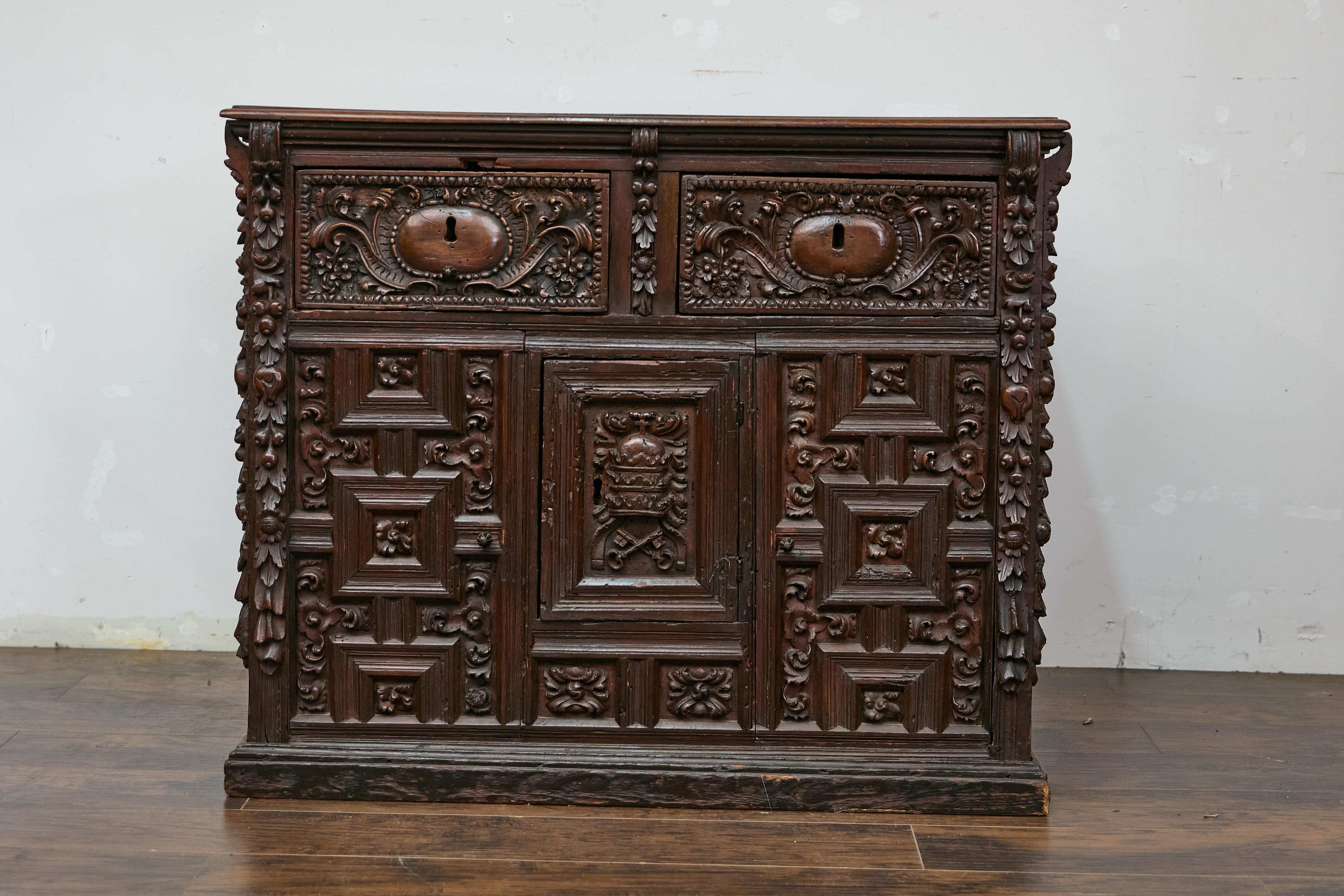 Ein spanischer Gewürzschrank aus Nussbaum im Renaissancestil von ca. 1680 mit reichlich geschnitztem Laubdekor. Dieser bezaubernde Gewürzschrank aus Nussbaum im Stil der spanischen Renaissance aus der Zeit um 1680 besticht durch sein reichhaltiges