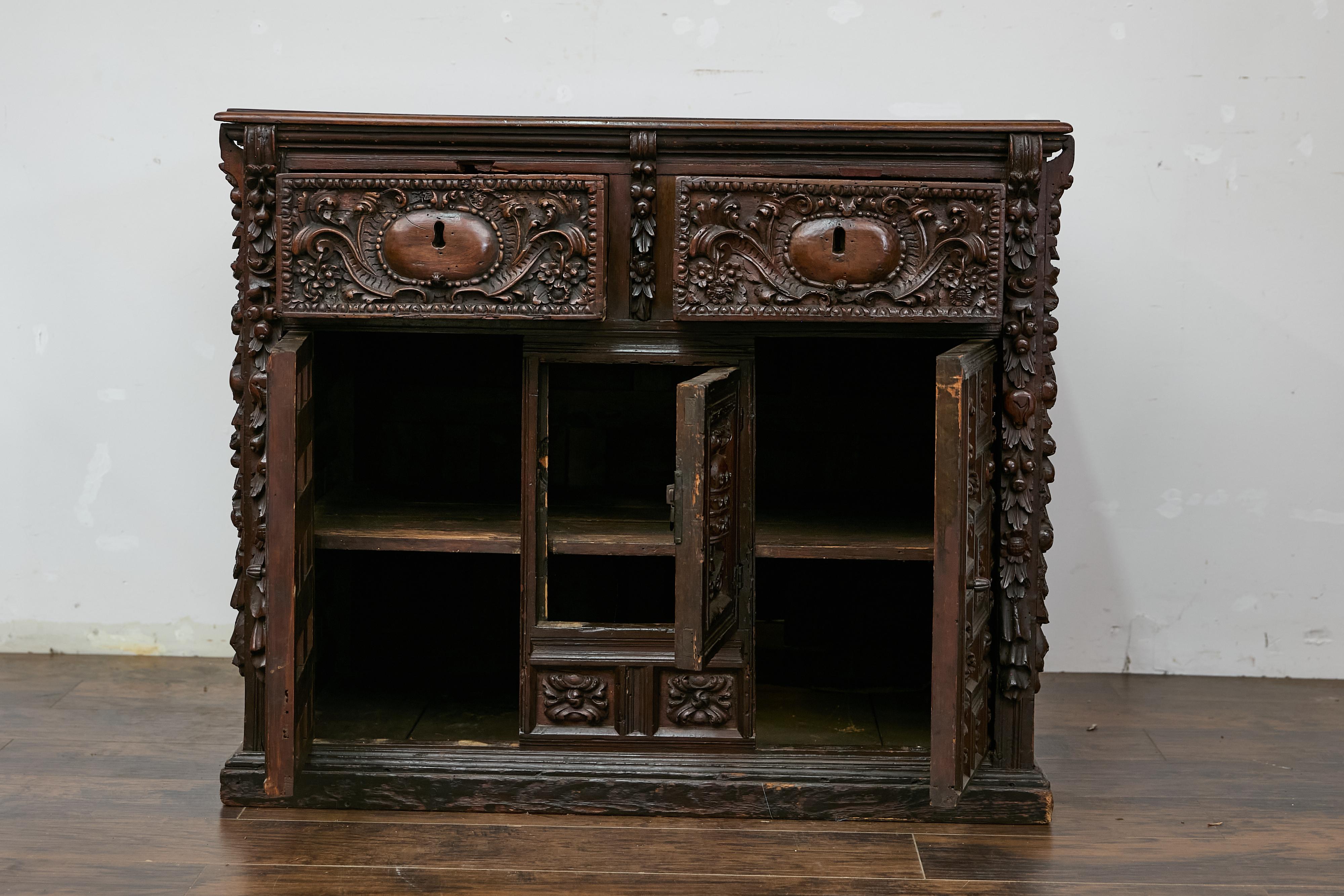 Spanischer Renaissance 1680er Nussbaum Gewürzschrank mit geschnitztem Laubdekor (Handgeschnitzt) im Angebot