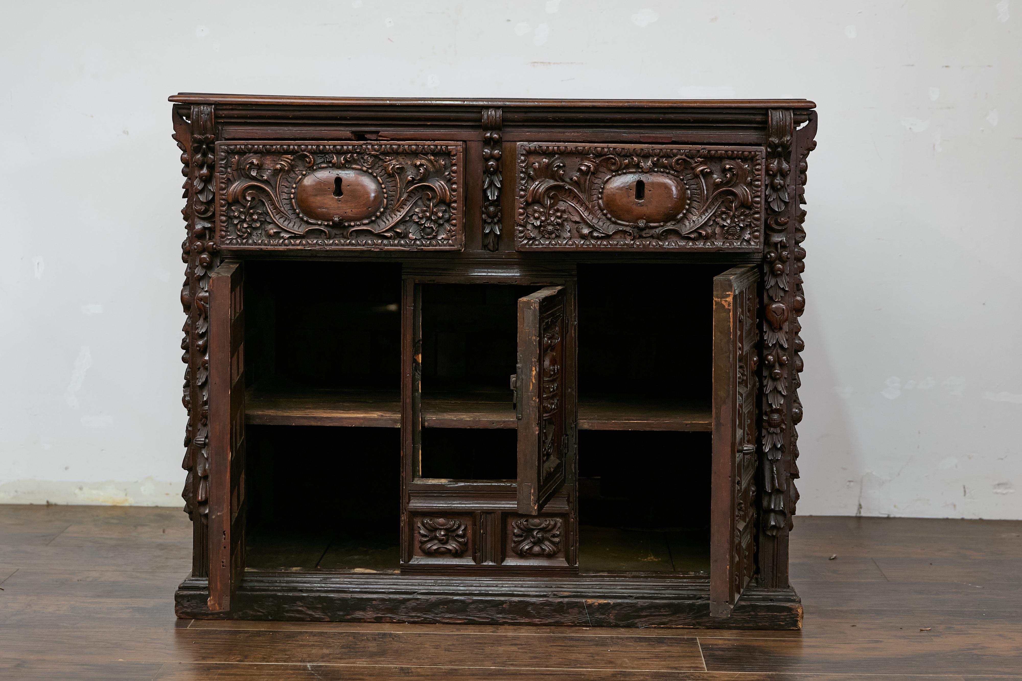 Spanischer Renaissance 1680er Nussbaum Gewürzschrank mit geschnitztem Laubdekor im Zustand „Gut“ im Angebot in Atlanta, GA