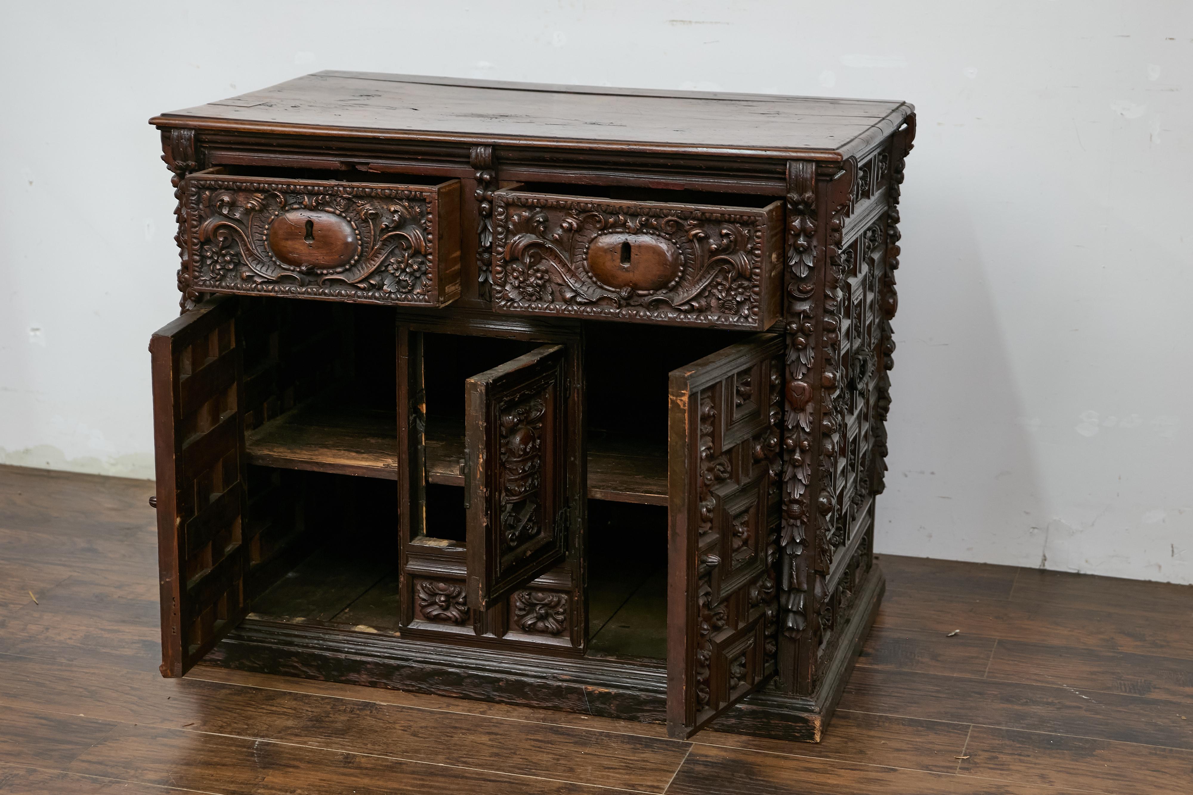 Spanischer Renaissance 1680er Nussbaum Gewürzschrank mit geschnitztem Laubdekor (17. Jahrhundert) im Angebot