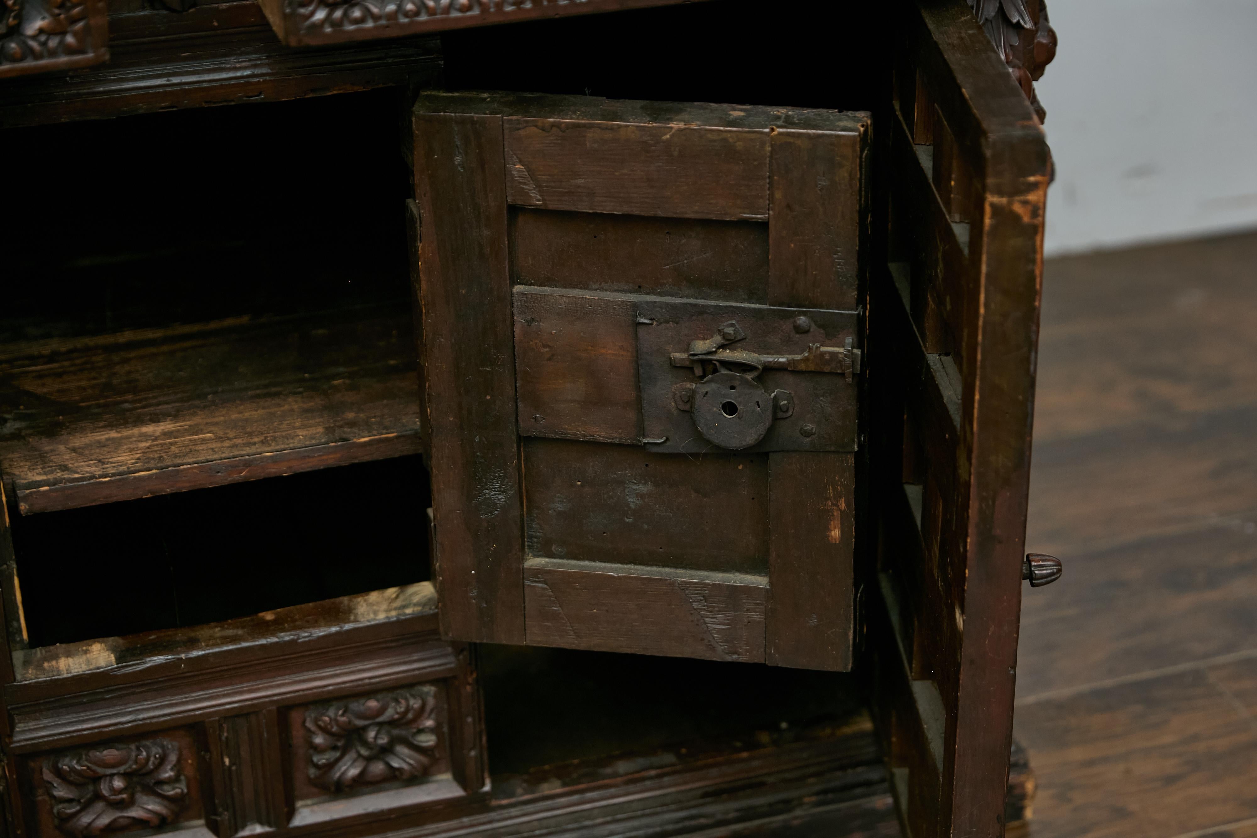 Spanischer Renaissance 1680er Nussbaum Gewürzschrank mit geschnitztem Laubdekor (Walnuss) im Angebot