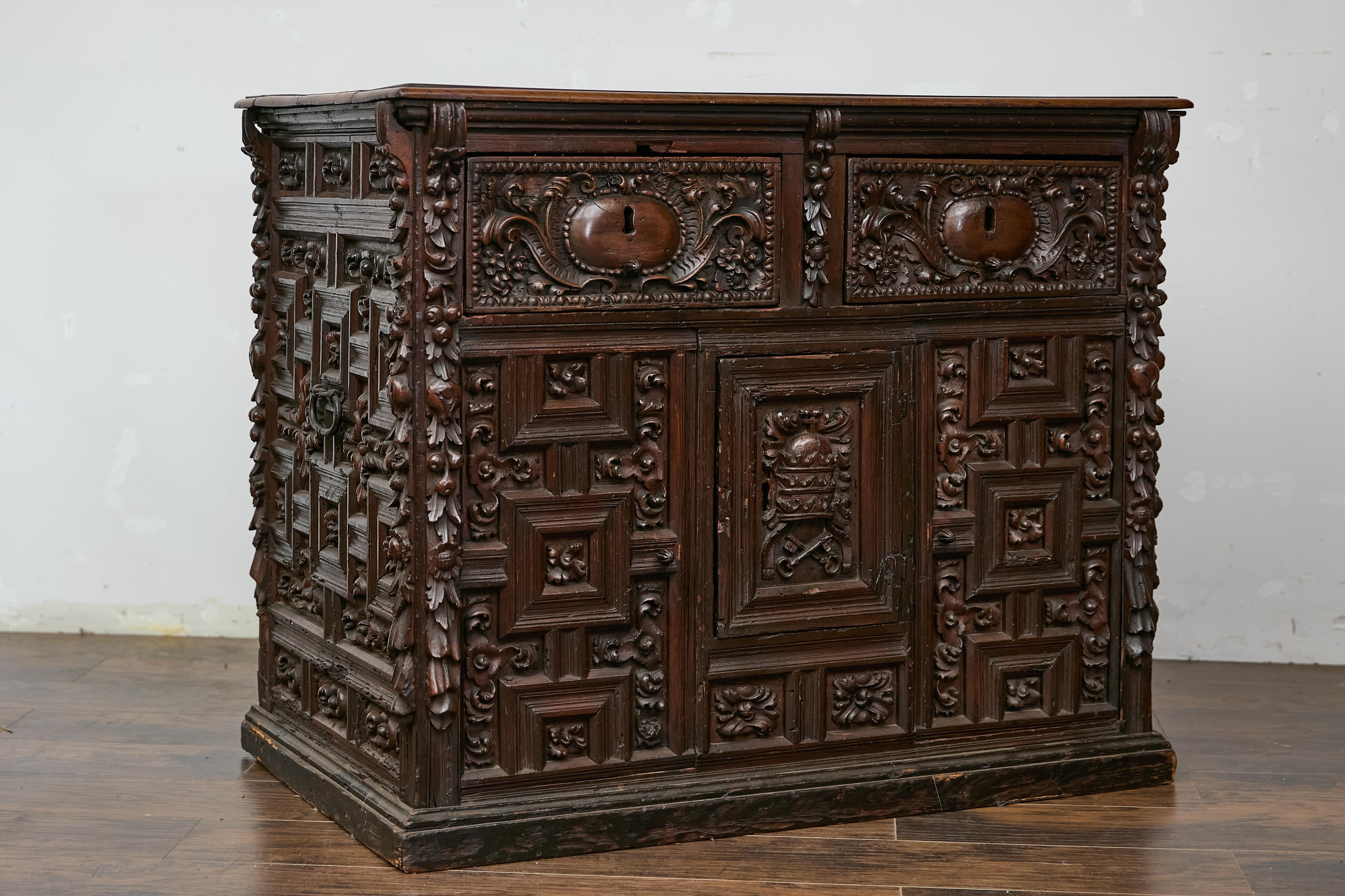 Spanischer Renaissance 1680er Nussbaum Gewürzschrank mit geschnitztem Laubdekor im Angebot 1