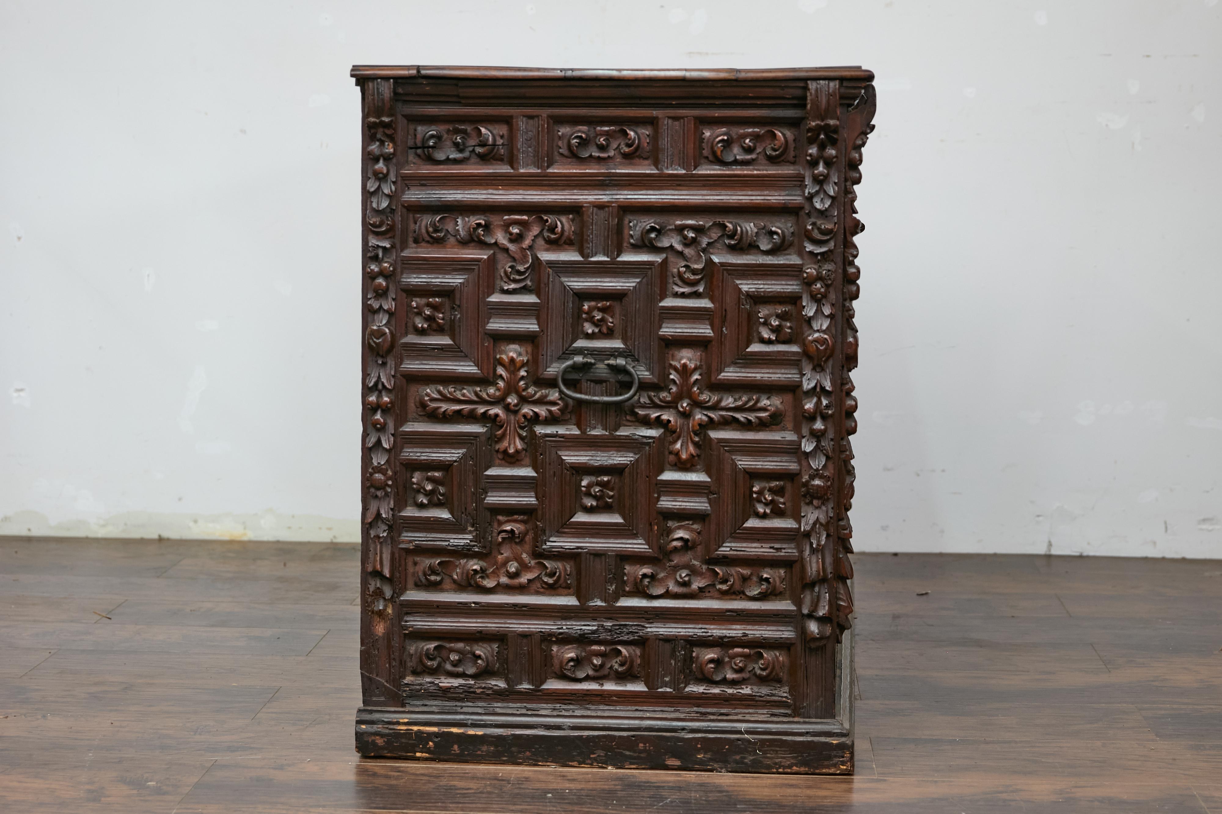 Spanischer Renaissance 1680er Nussbaum Gewürzschrank mit geschnitztem Laubdekor im Angebot 2