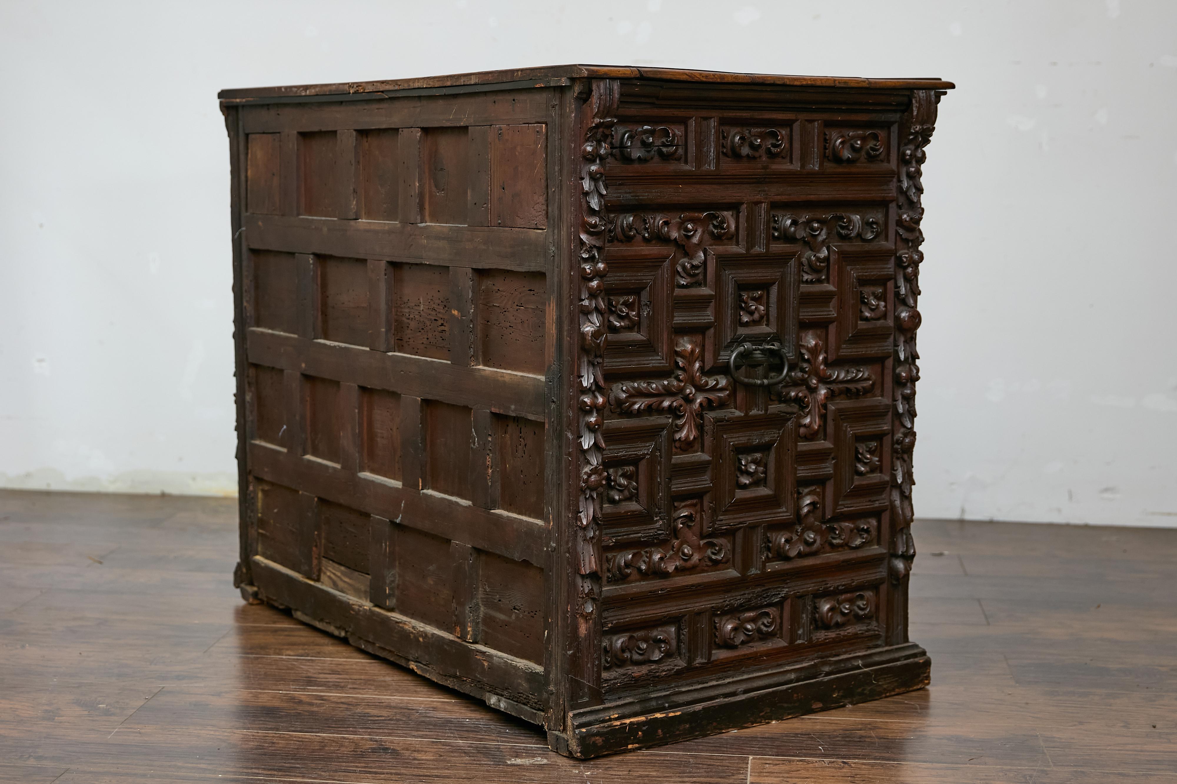 Spanischer Renaissance 1680er Nussbaum Gewürzschrank mit geschnitztem Laubdekor im Angebot 3