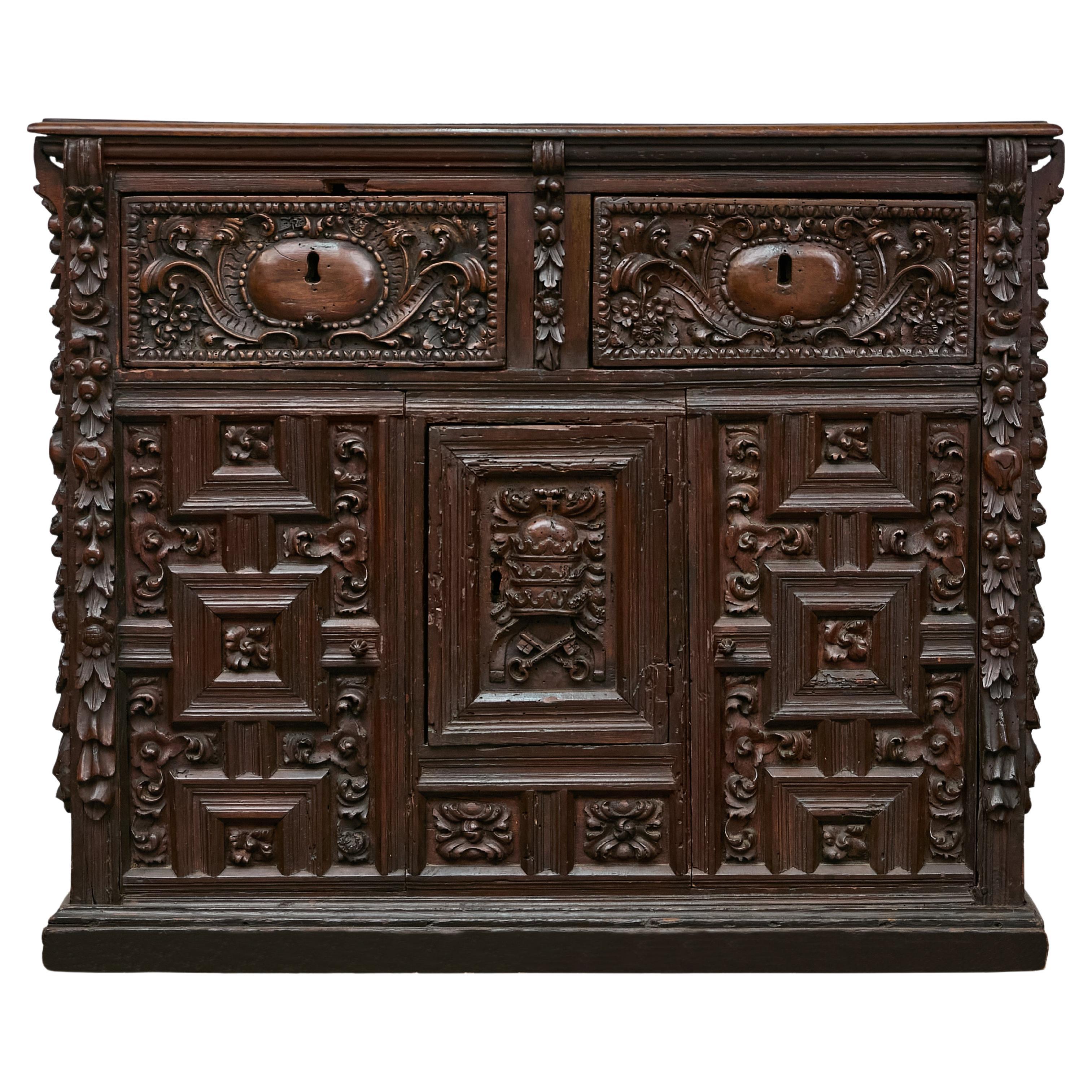 Spanischer Renaissance 1680er Nussbaum Gewürzschrank mit geschnitztem Laubdekor