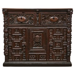 Spanischer Renaissance 1680er Nussbaum Gewürzschrank mit geschnitztem Laubdekor