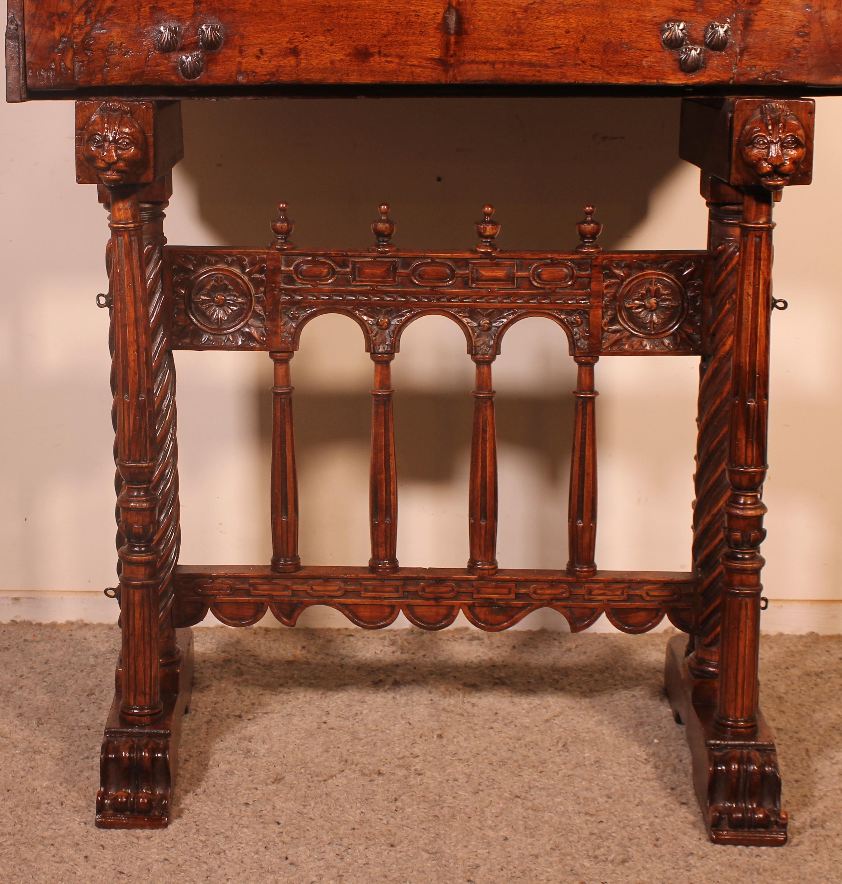 Superb bargueno from the Spanish renaissance in walnut from the 17th century-Castile-Spain
Very elegant cabinet circa 1600 from the Castile region composed of twelve small drawers, a large central drawer and two doors.
Superb moldings of the