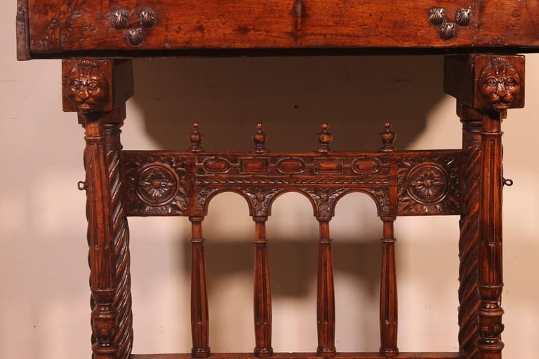 Spanish Renaissance Cabinet Bargueno in Walnut, Early 17th Century In Good Condition For Sale In Brussels, Brussels