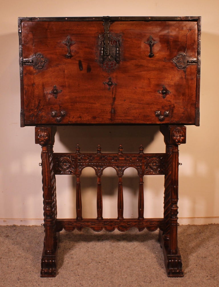 Spanish Renaissance Cabinet Bargueno in Walnut, Early 17th Century For Sale 1