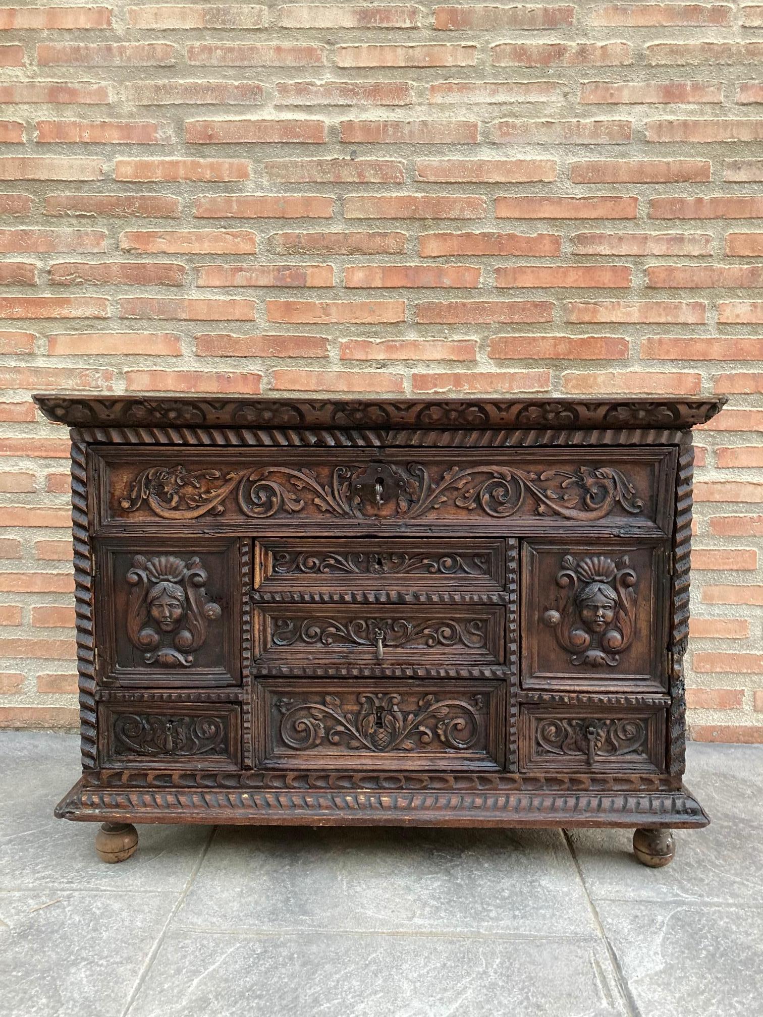 Cette pièce fait partie d'un bargueño sans pieds, cette pièce en noyer sculpté peut être utilisée comme cassone, malle ou table basse, 19ème siècle.
 