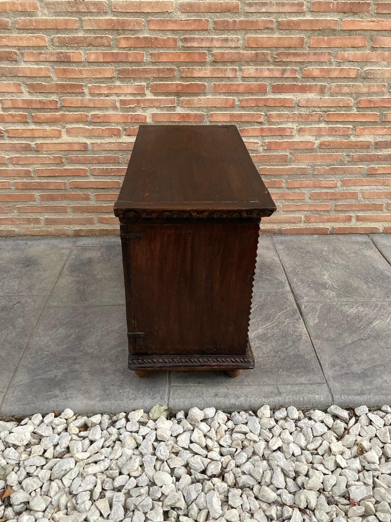Spanische geschnitzte Nussbaumkassone oder Truhe aus der Renaissance, 19. (Walnuss) im Angebot