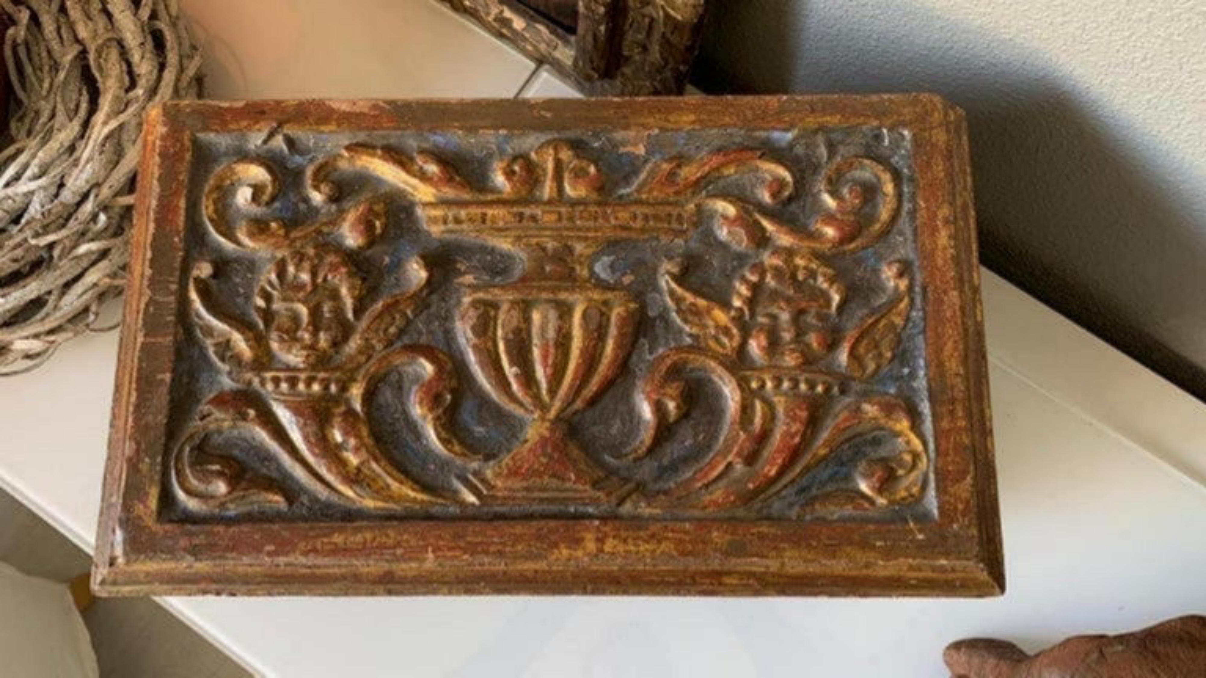 Spanish Renaissance casket,
16th century
In carved, polychrome and gilded wood decorated with a vase with horns of plenty, heads of cherubs and fruits.
In the lock a shield with two feathers.
Measures: 21.5 x 44.5 x 24.5 cm.
Good condition for the