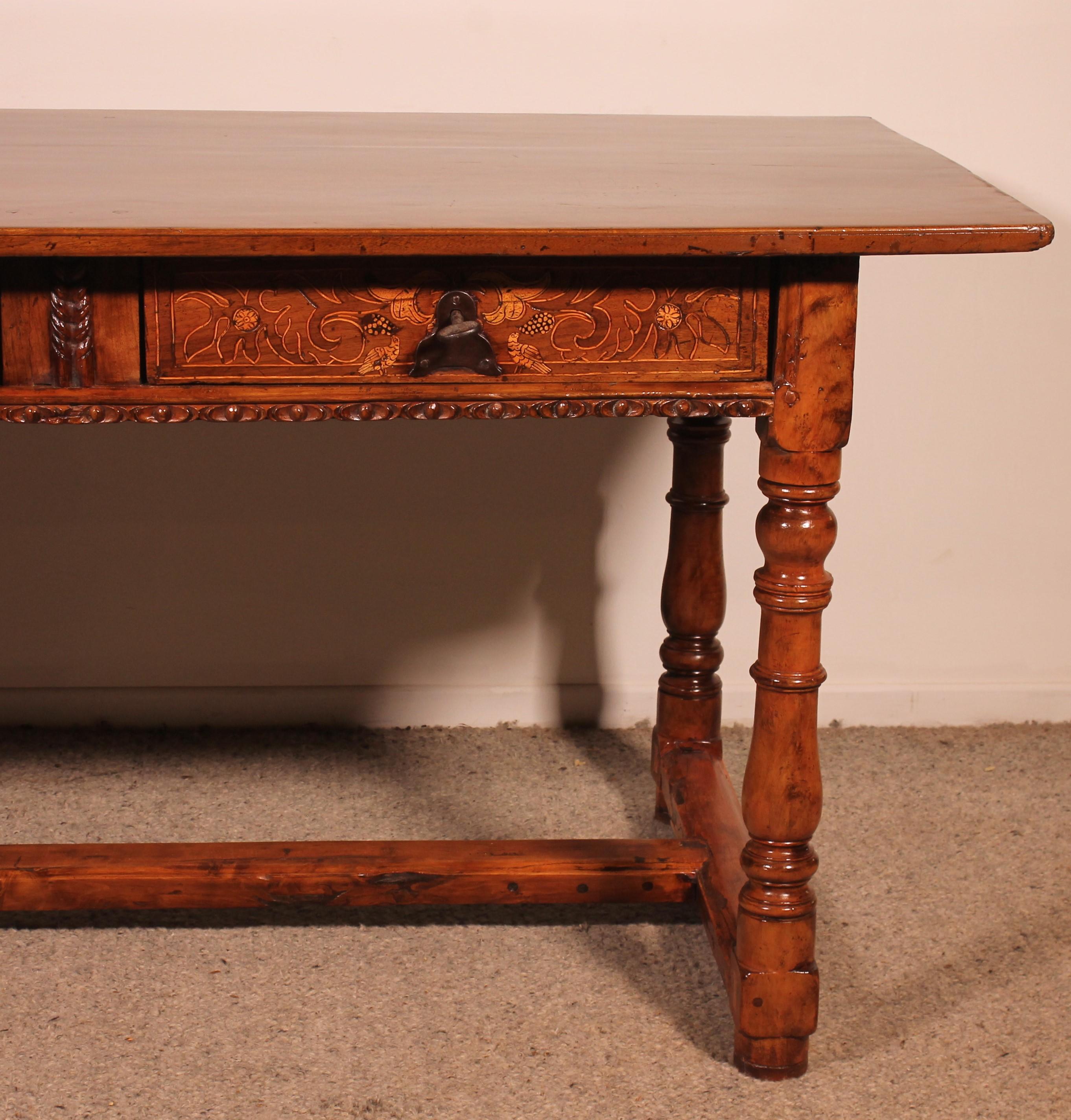 Prächtiger spanischer Renaissancetisch aus Nussbaum vom Anfang des 17. Jahrhunderts
Tisch von außergewöhnlicher Qualität. Museumsqualität

Eleganter Schreibtisch oder Präsentationstisch mit zwei Schubladen. Die beiden Schubladen sind mit