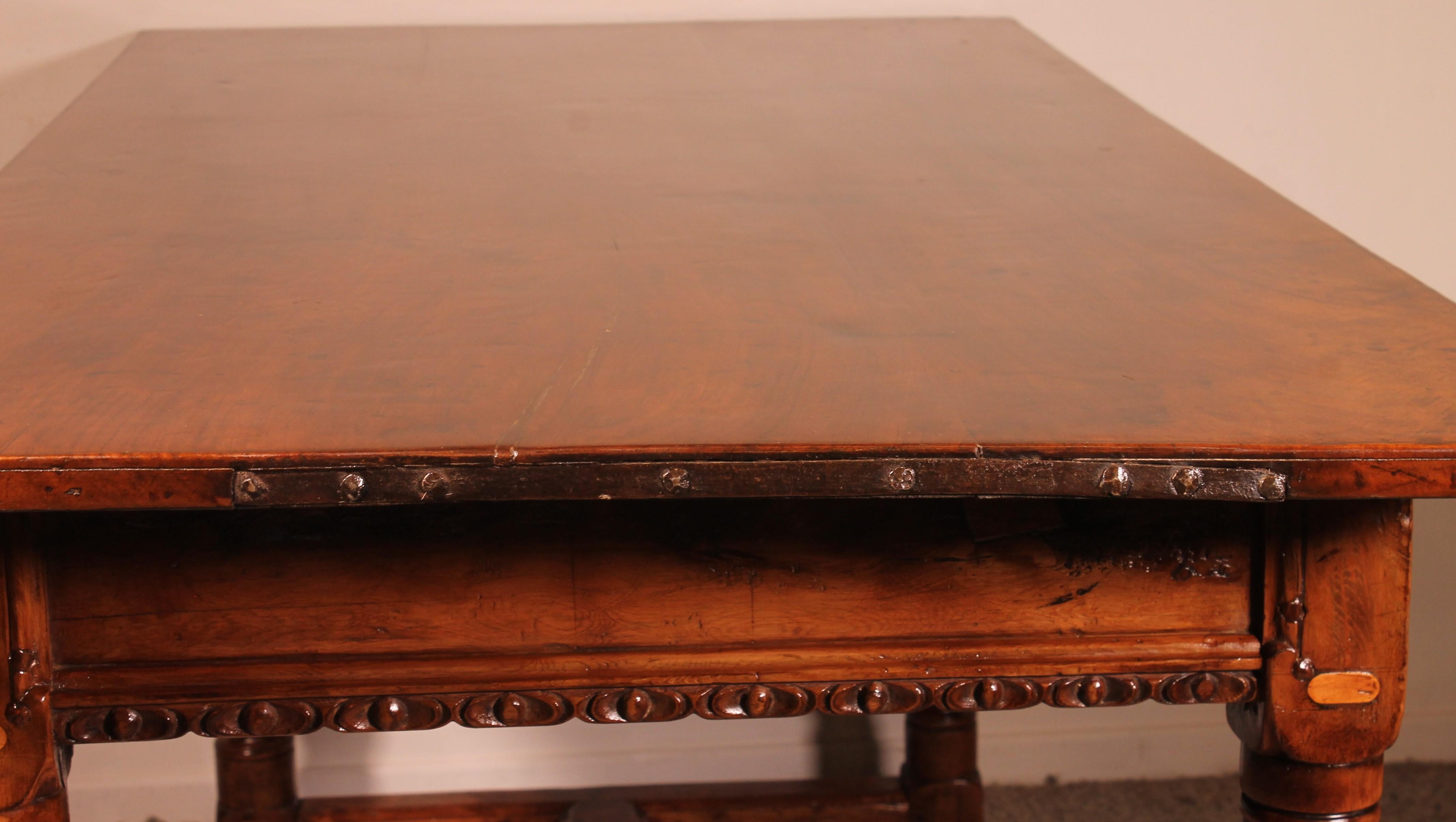 Spanischer Renaissance-Schreibtisch aus Nussbaumholz 17. Jahrhundert im Angebot 2