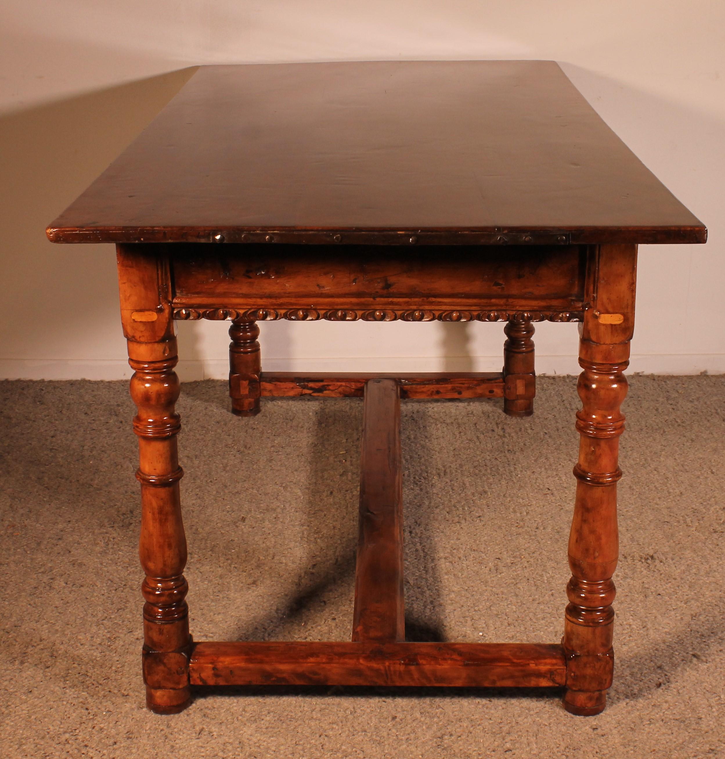 Spanischer Renaissance-Schreibtisch aus Nussbaumholz 17. Jahrhundert im Angebot 4