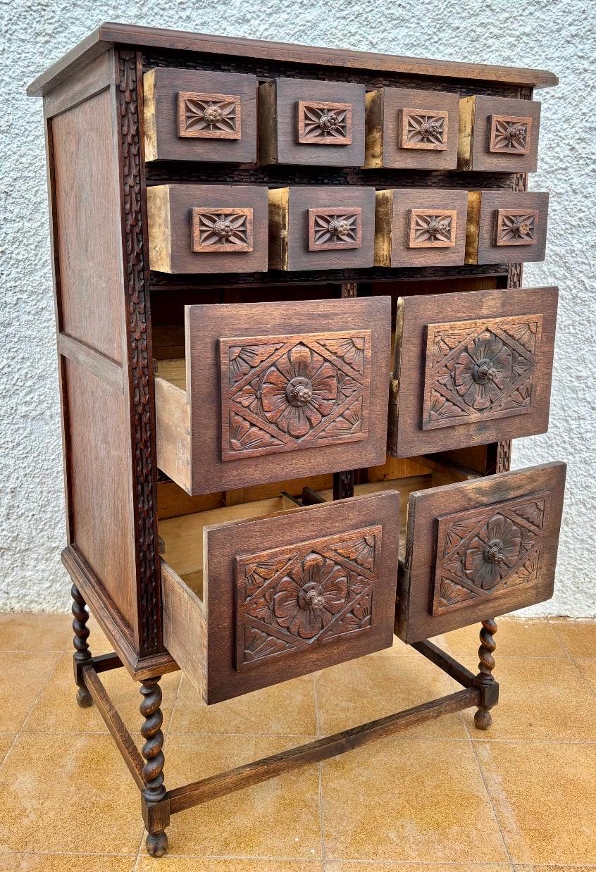 Spanish Renaissance Revival Carved Oak Cabinet, Early 20th Century (Neorenaissance) im Angebot