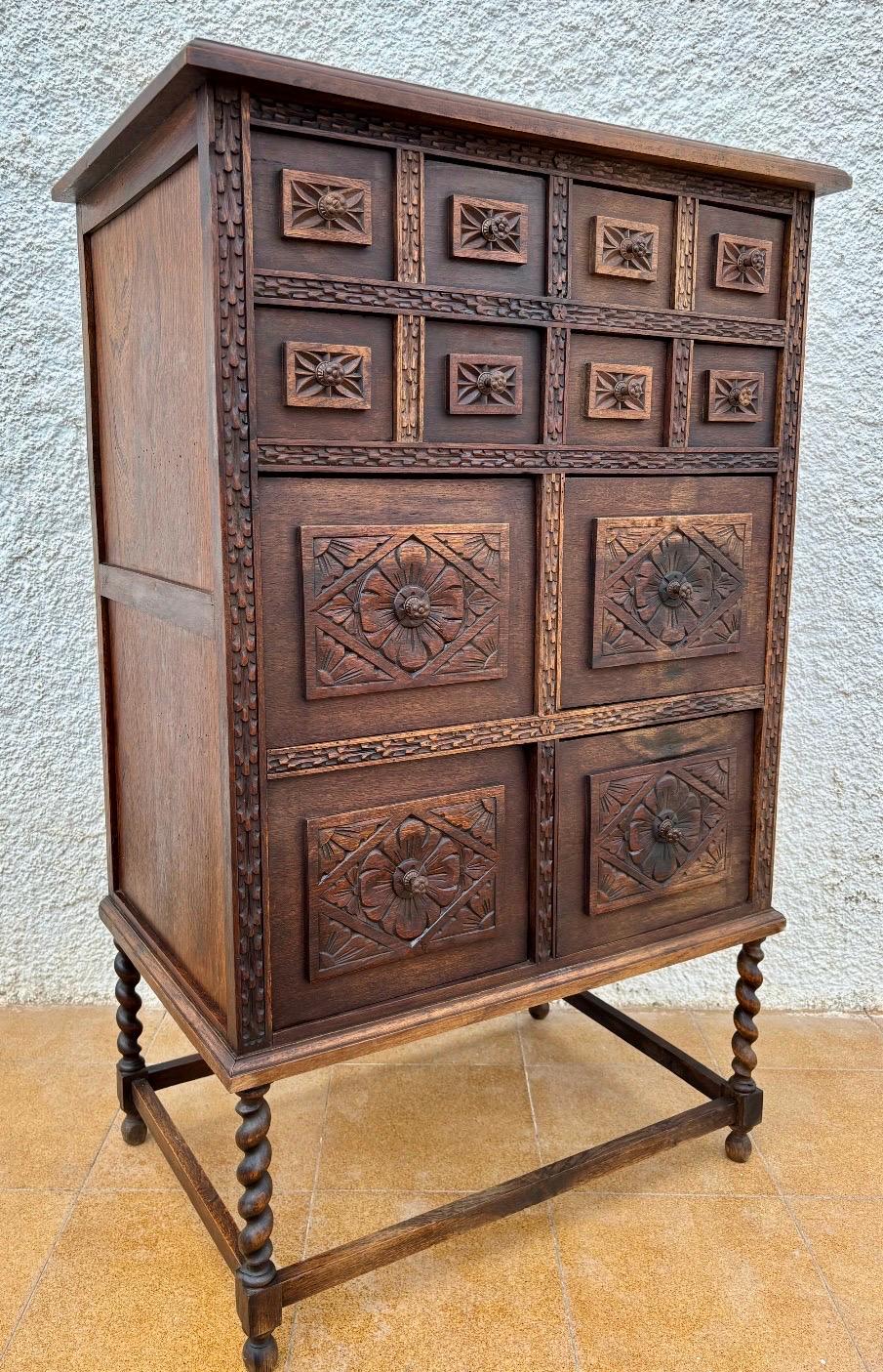 Spanish Renaissance Revival Carved Oak Cabinet, Early 20th Century (Spanisch) im Angebot
