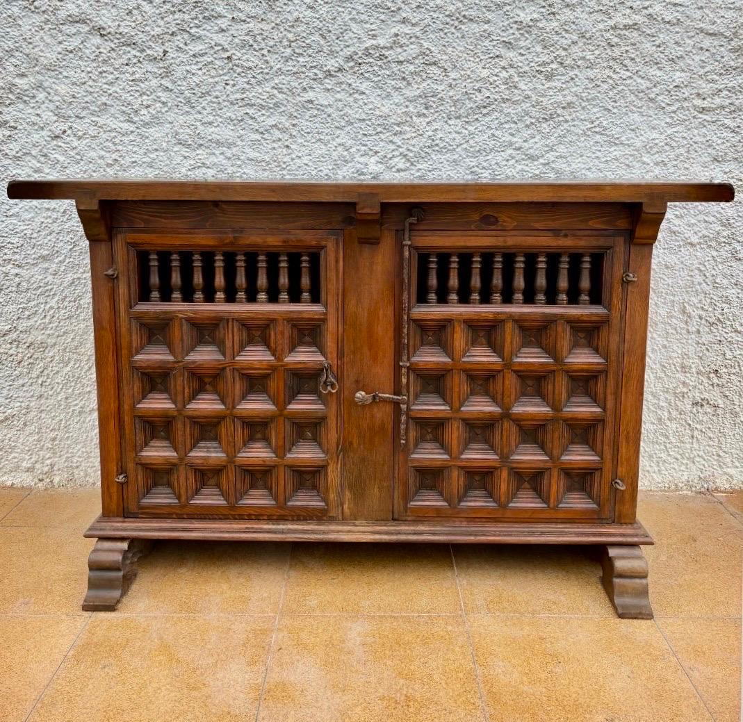 Elegante spanische Renaissance-Revival-Kreuzung aus massiver Eiche, aus dem späten 19. bis frühen 20. An der Vorderseite befinden sich zwei Türen mit geometrischen Kassettenpaneelen (cuarterones) und oberen balusterartigen Öffnungen, ein klassisches
