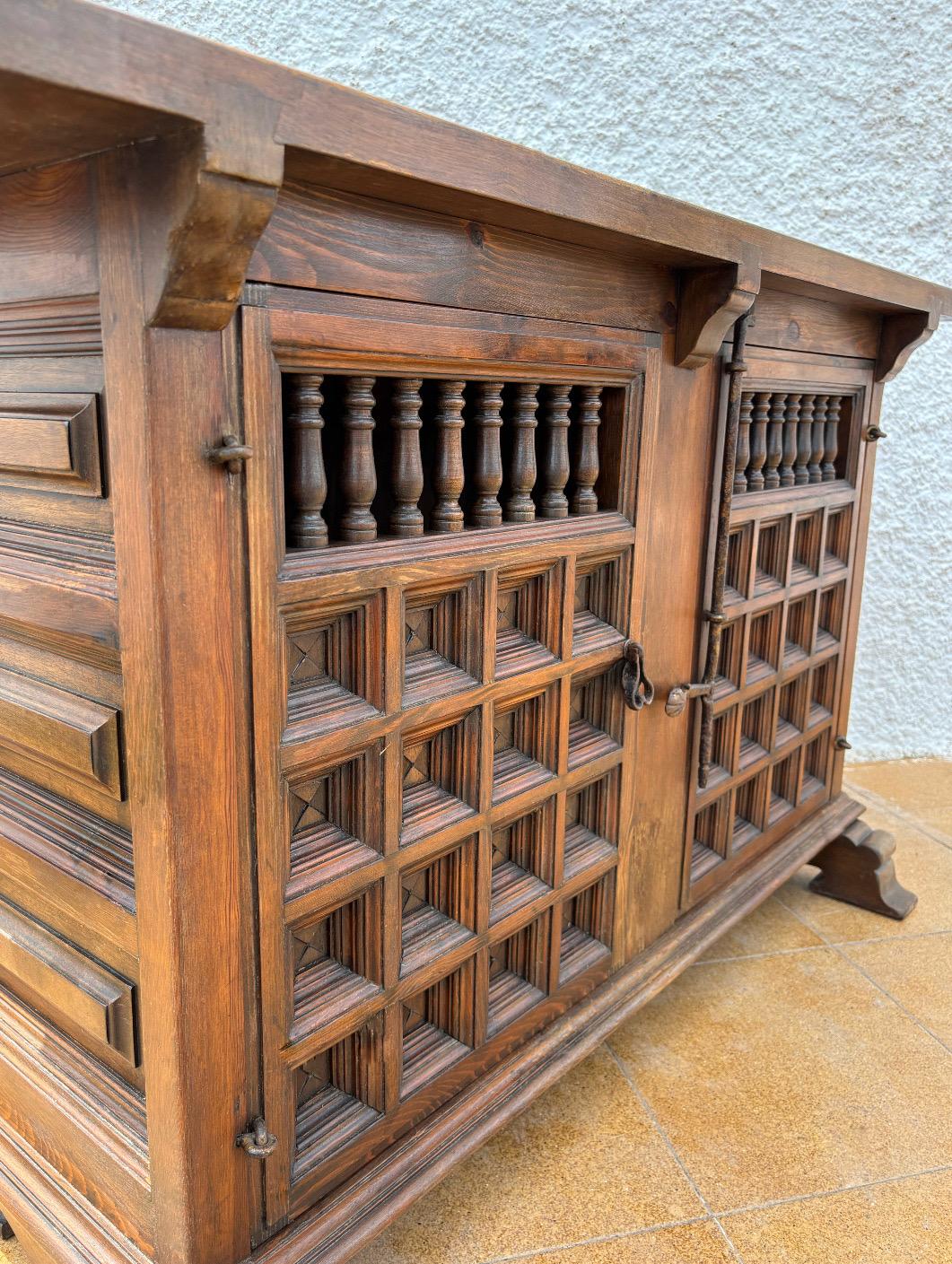 Spanish Renaissance Revival Carved Oak Credenza, 19th–Early 20th Century (Neorenaissance) im Angebot