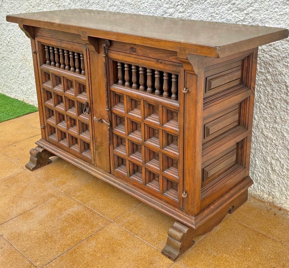 Spanish Renaissance Revival Carved Oak Credenza, 19th–Early 20th Century (Spanisch) im Angebot