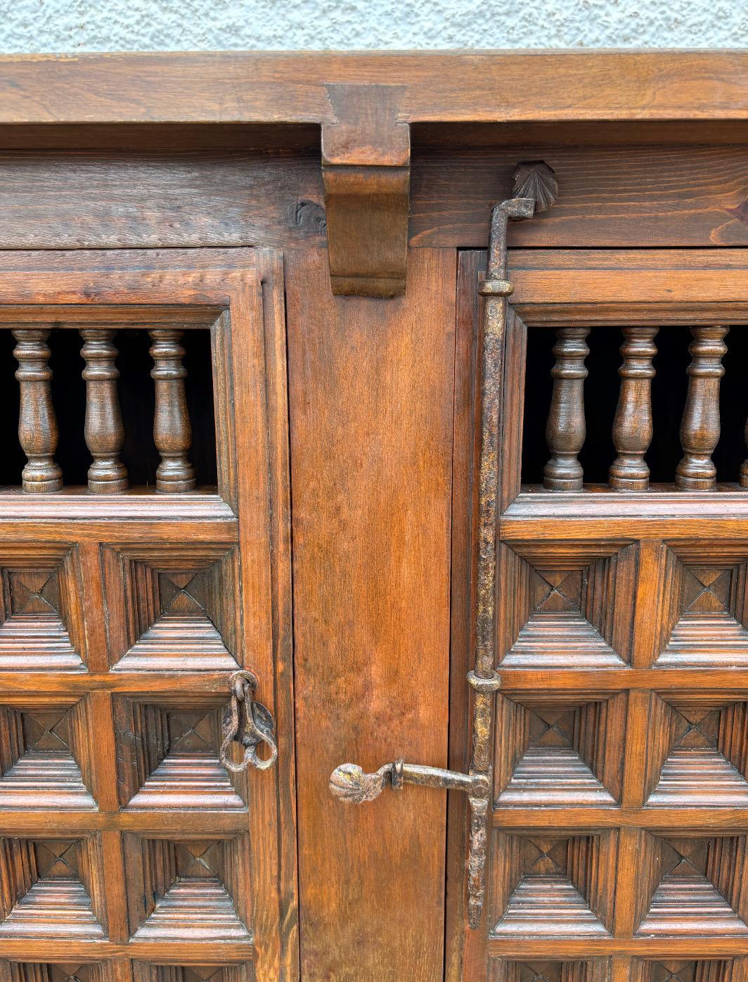 Spanish Renaissance Revival Carved Oak Credenza, 19th–Early 20th Century (Handgeschnitzt) im Angebot