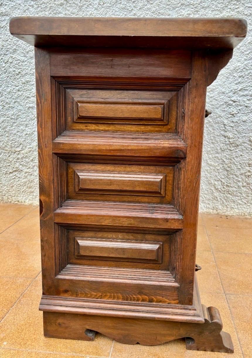Spanish Renaissance Revival Carved Oak Credenza, 19th–Early 20th Century im Zustand „Gut“ im Angebot in BÉTERA, ES