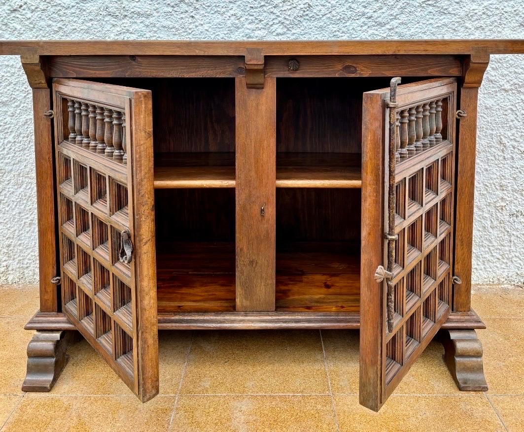 Spanish Renaissance Revival Carved Oak Credenza, 19th–Early 20th Century (Spätes 19. Jahrhundert) im Angebot