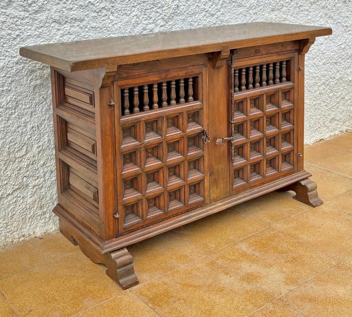 Spanish Renaissance Revival Carved Oak Credenza, 19th–Early 20th Century (Schmiedeeisen) im Angebot