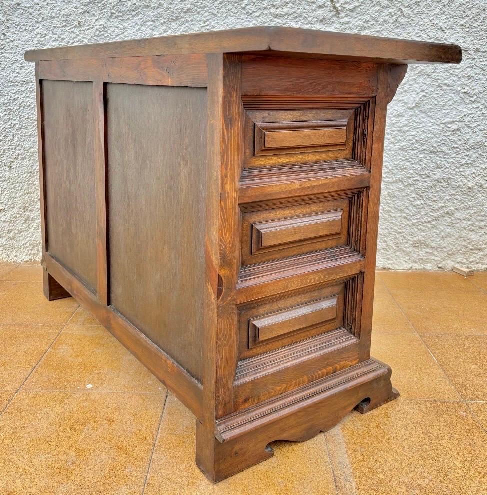 Spanish Renaissance Revival Carved Oak Credenza, 19th–Early 20th Century im Angebot 1