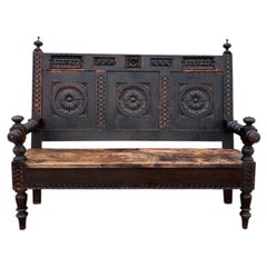 Banc en bois sculpté de style renaissance espagnole, début du 20e siècle