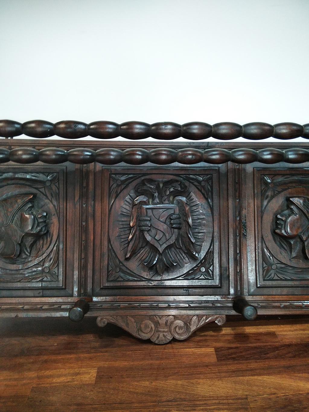 Appendiabiti per cappelli  Rinascimento spagnolo intagliato in legno di castagno all'inizio del XX secolo. in vendita 2