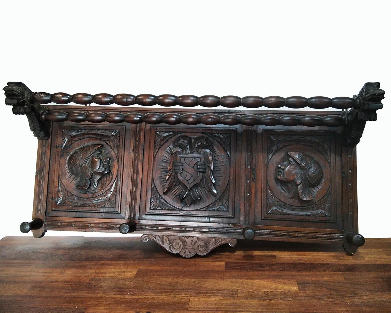 Inizio del 20° secolo o fine del 19° secolo
Proviene dal nord-ovest della Spagna, in particolare da A Coruña (Galizia). Realizzato in legno di castagno.

Cappello e appendiabiti in stile rinascimentale spagnolo.

Mobili coloniali spagnoli, prodotti
