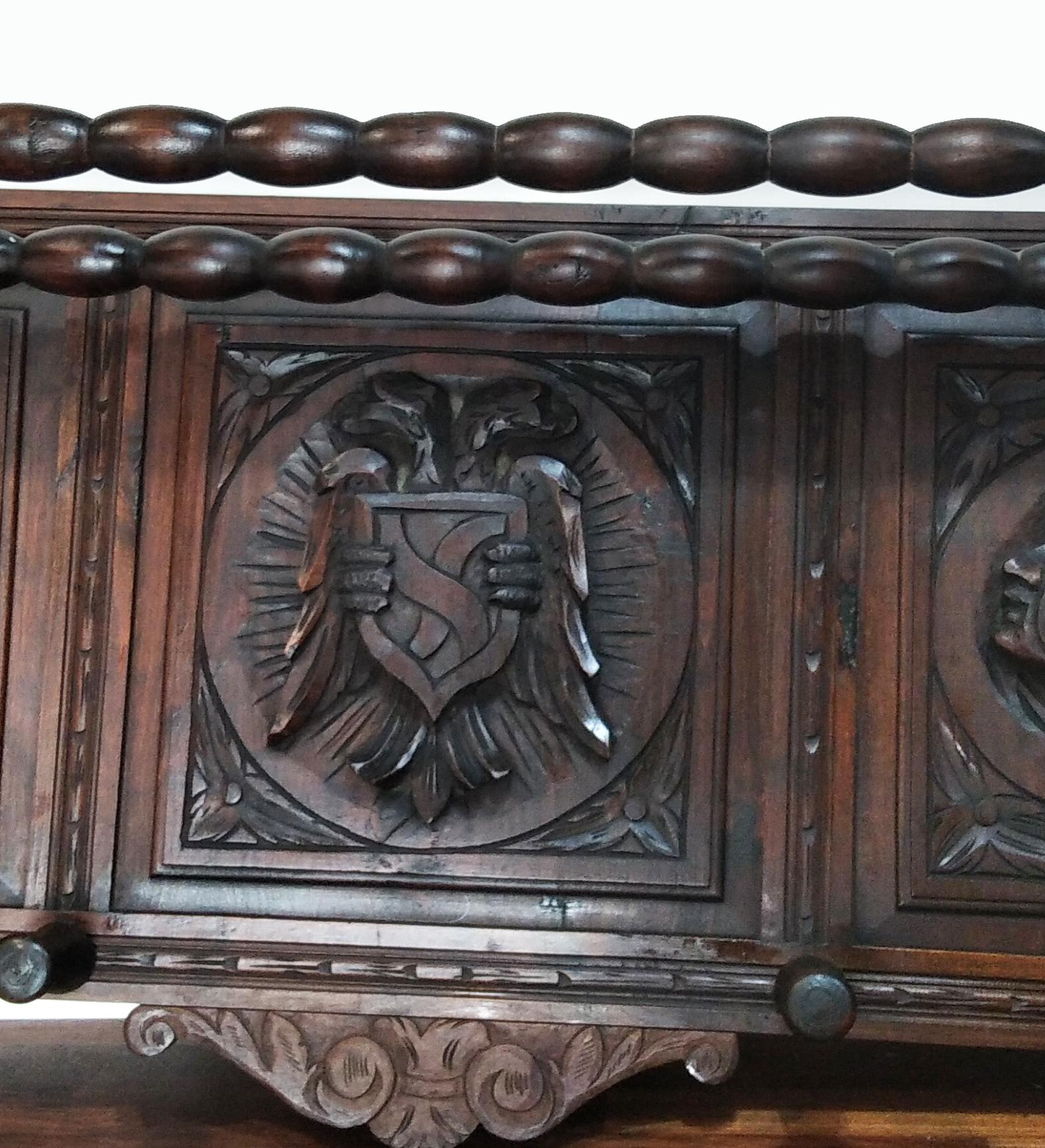 Neorinascimentale Appendiabiti per cappelli  Rinascimento spagnolo intagliato in legno di castagno all'inizio del XX secolo. in vendita
