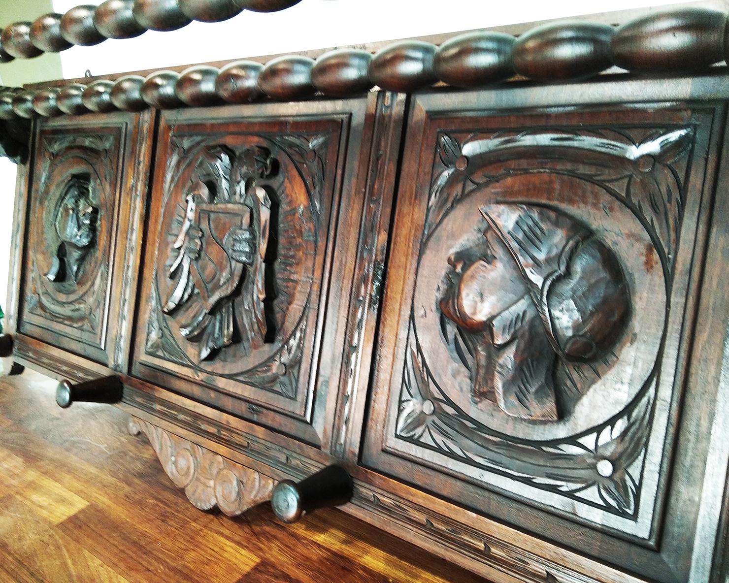 Spagnolo Appendiabiti per cappelli  Rinascimento spagnolo intagliato in legno di castagno all'inizio del XX secolo. in vendita