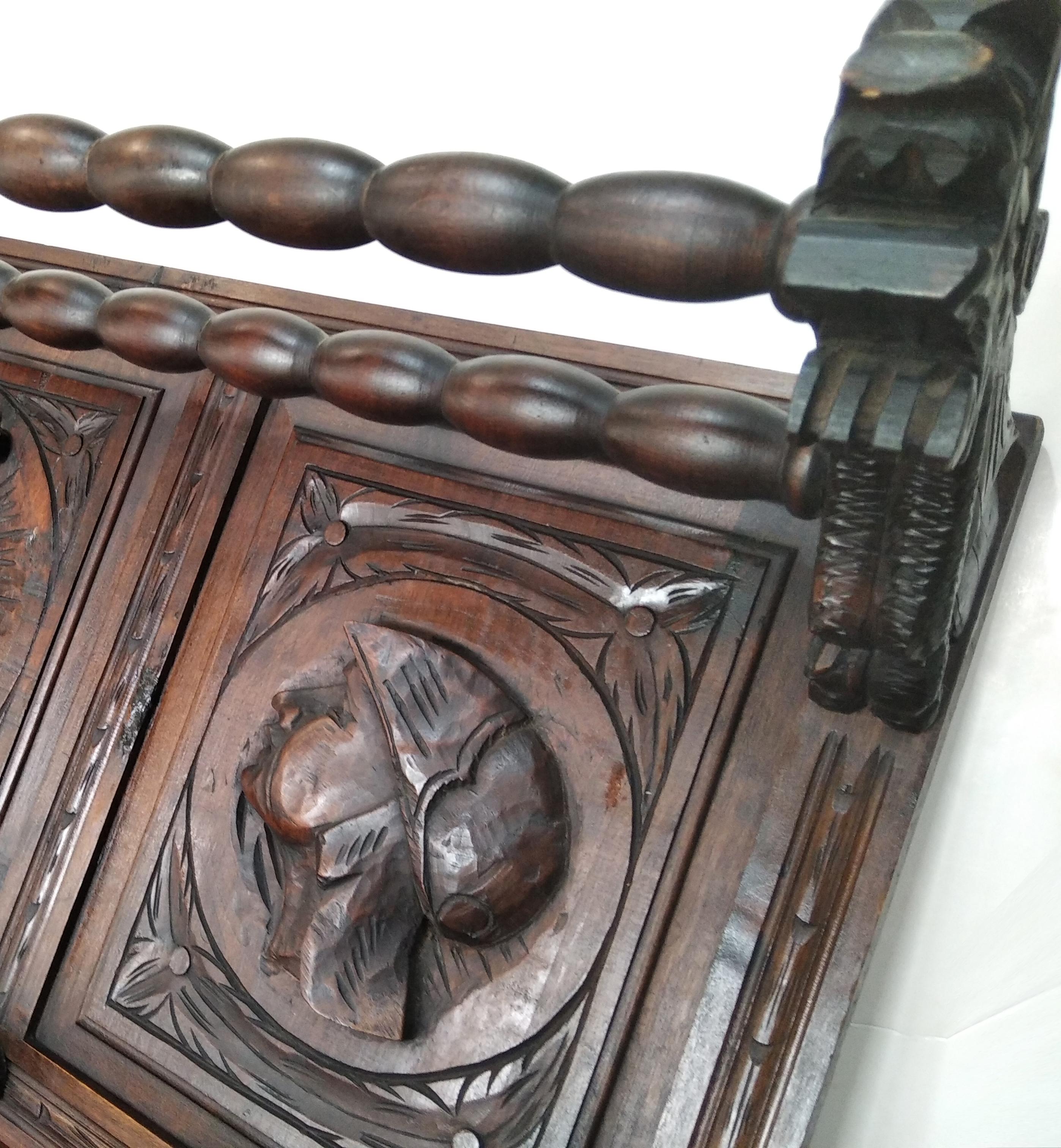 Intagliato Appendiabiti per cappelli  Rinascimento spagnolo intagliato in legno di castagno all'inizio del XX secolo. in vendita