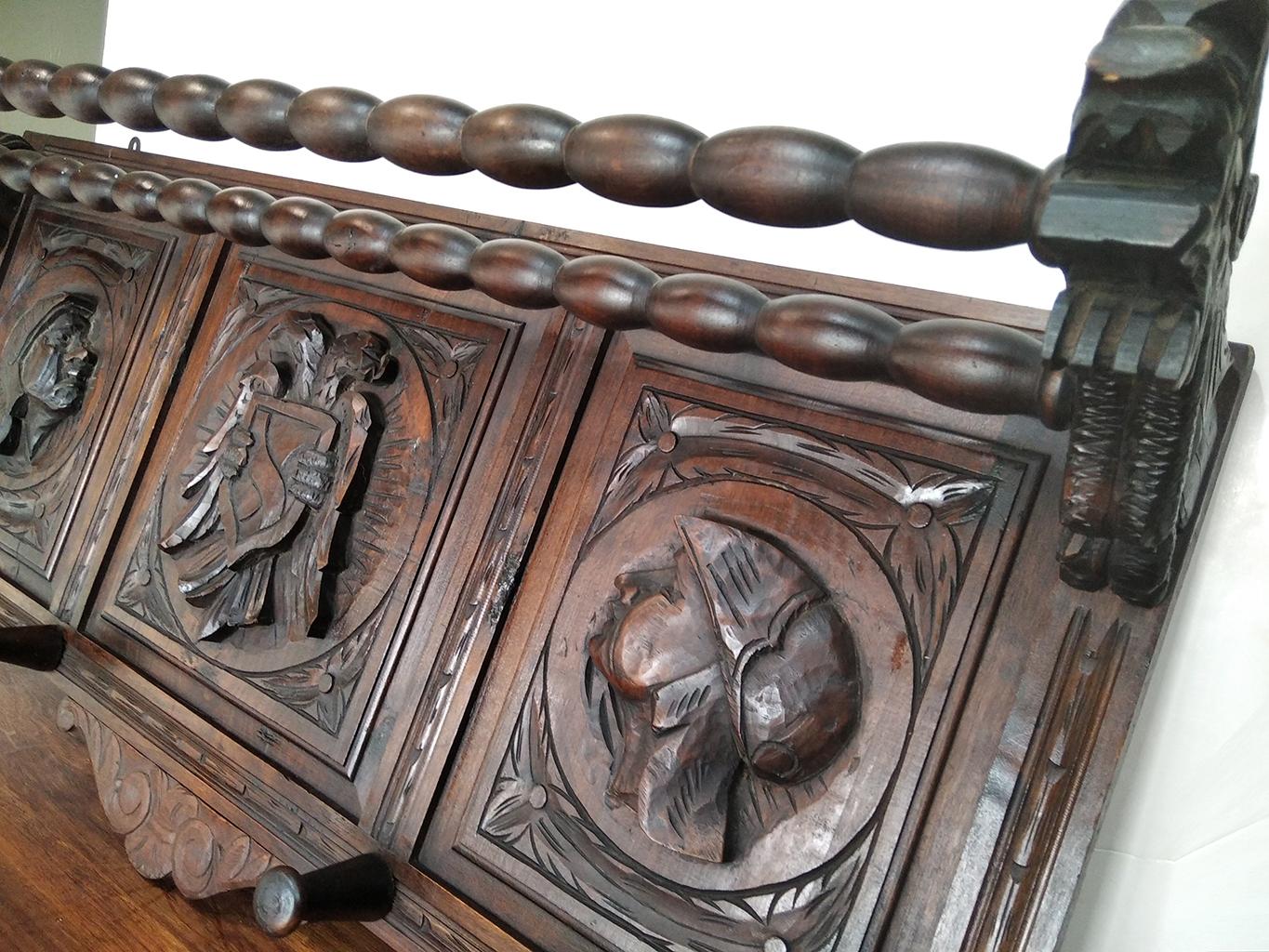 Appendiabiti per cappelli  Rinascimento spagnolo intagliato in legno di castagno all'inizio del XX secolo. In condizioni buone in vendita a Mombuey, Zamora