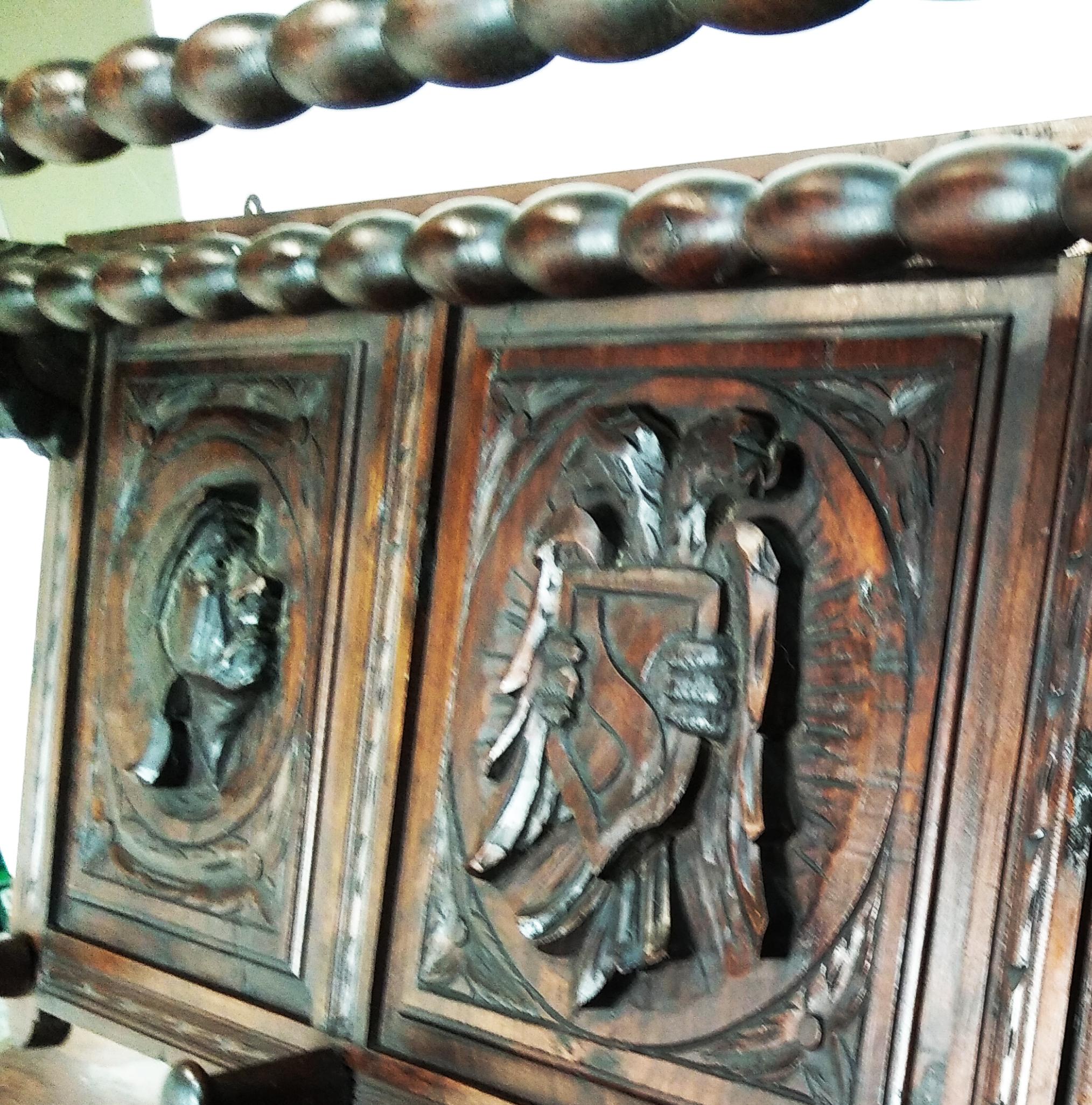 XIX secolo Appendiabiti per cappelli  Rinascimento spagnolo intagliato in legno di castagno all'inizio del XX secolo. in vendita