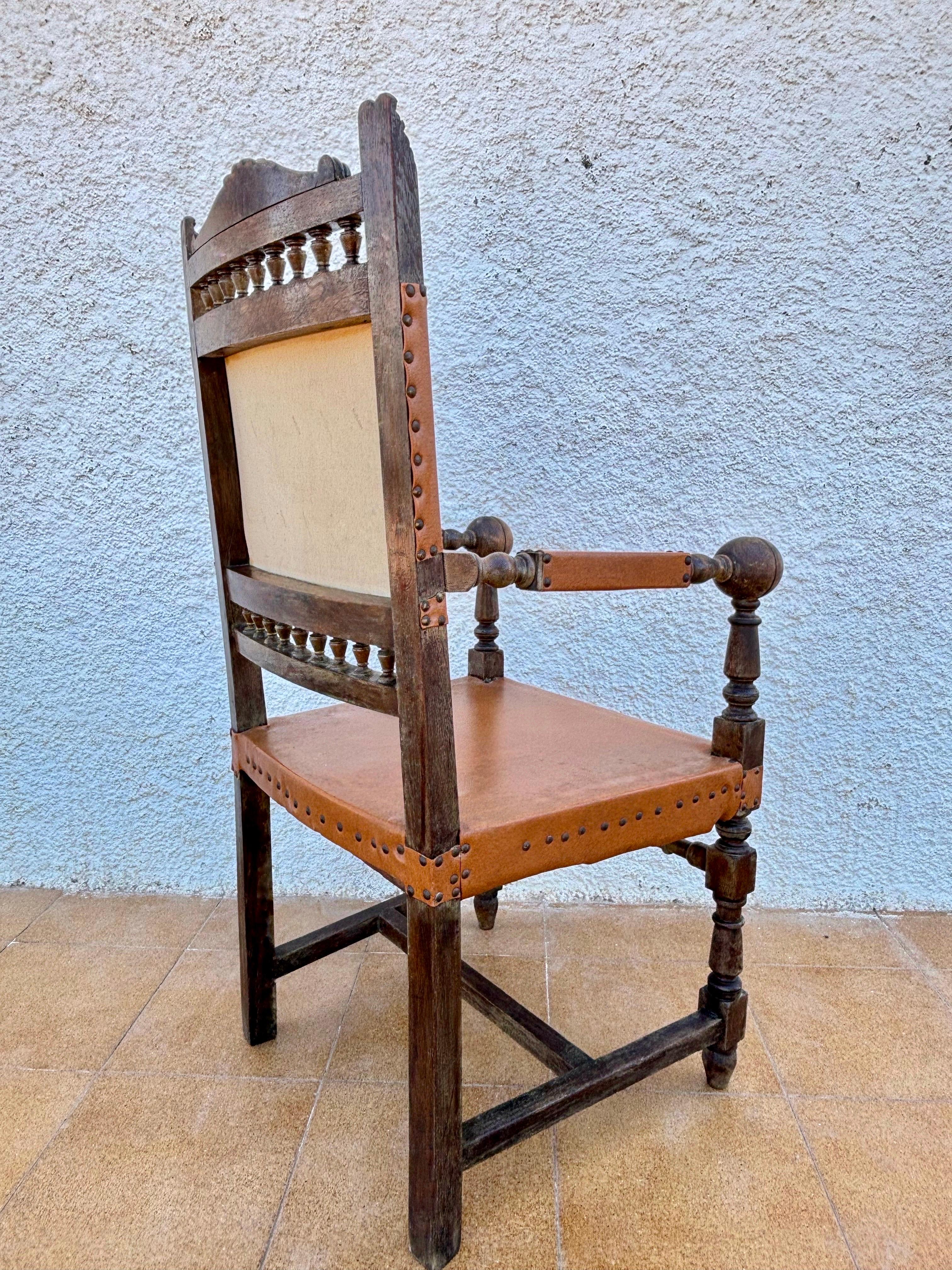Spanischer Renaissance-Revival-Ledersessel, frühes 20. Jahrhundert (Handgeschnitzt) im Angebot