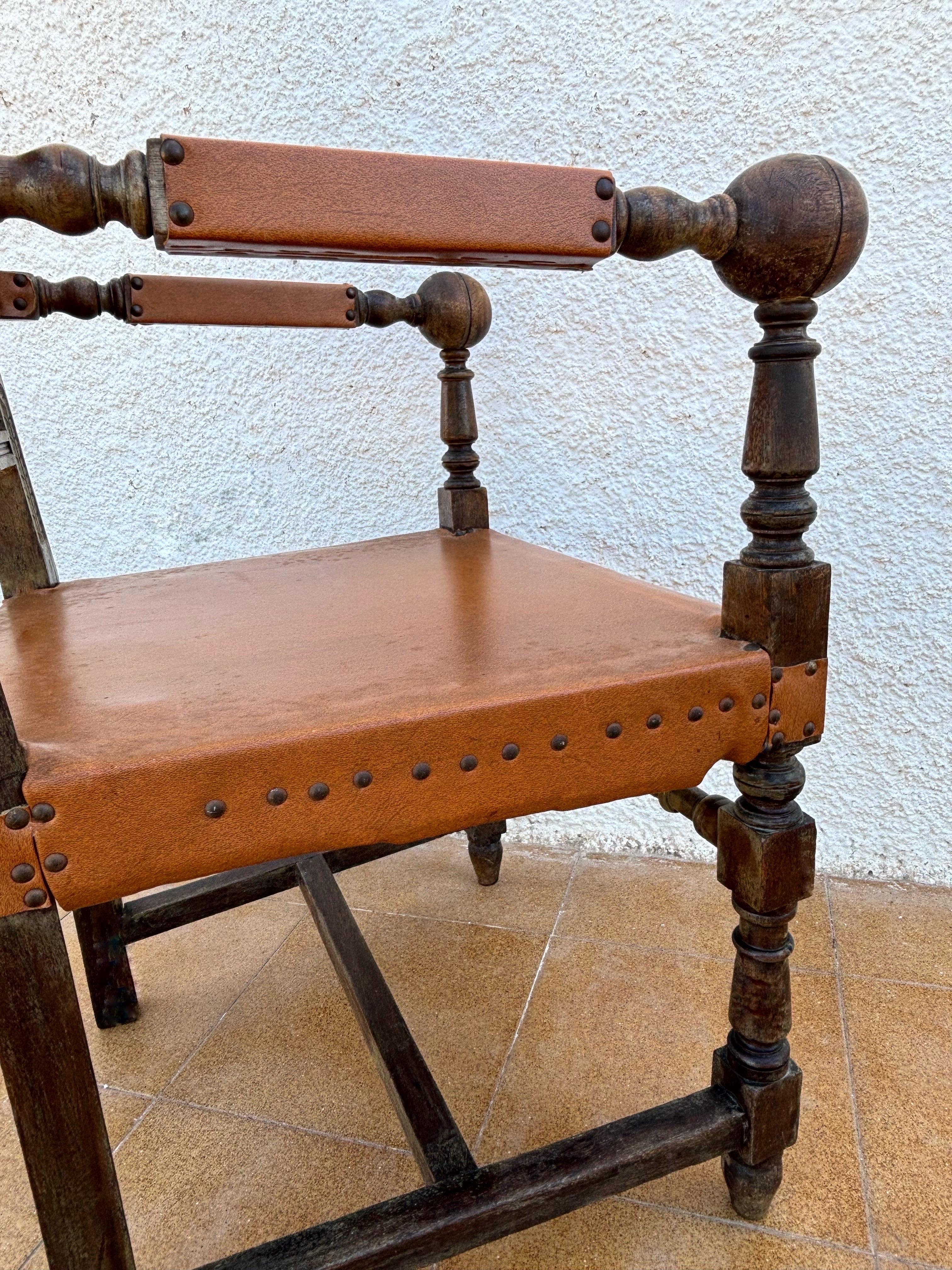 Spanischer Renaissance-Revival-Ledersessel, frühes 20. Jahrhundert im Zustand „Gut“ im Angebot in BÉTERA, ES