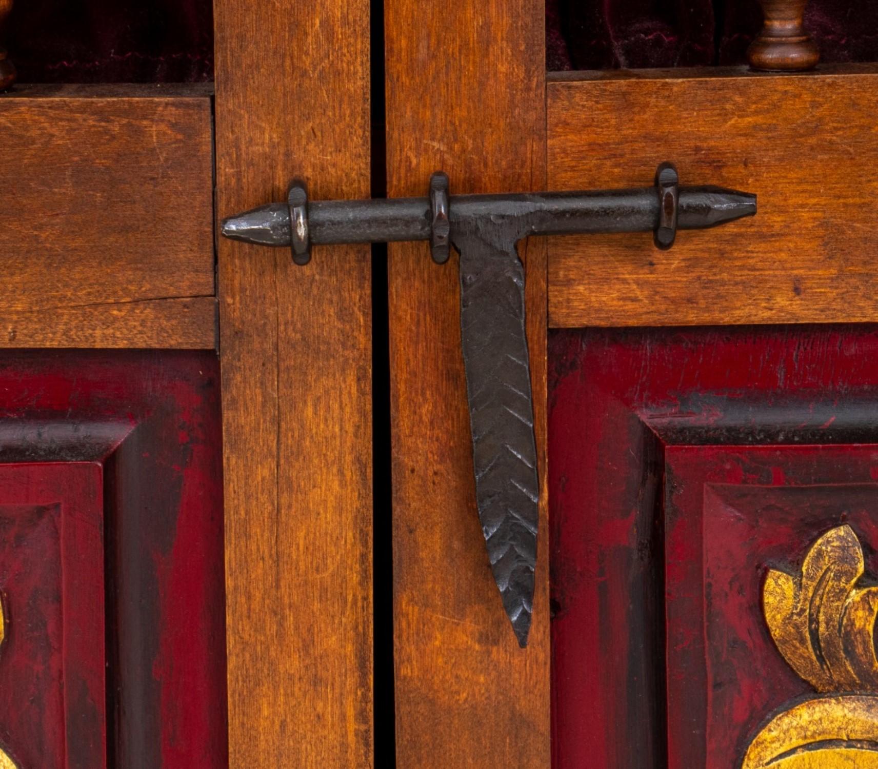 Beistellschrank oder Kredenz aus Eichenholz im spanischen Renaissance-Stil, mit zwei durchbrochenen Türen mit gusseisernen Scharnieren und geschnitzten Blattwerken.

Händler: S138XX
